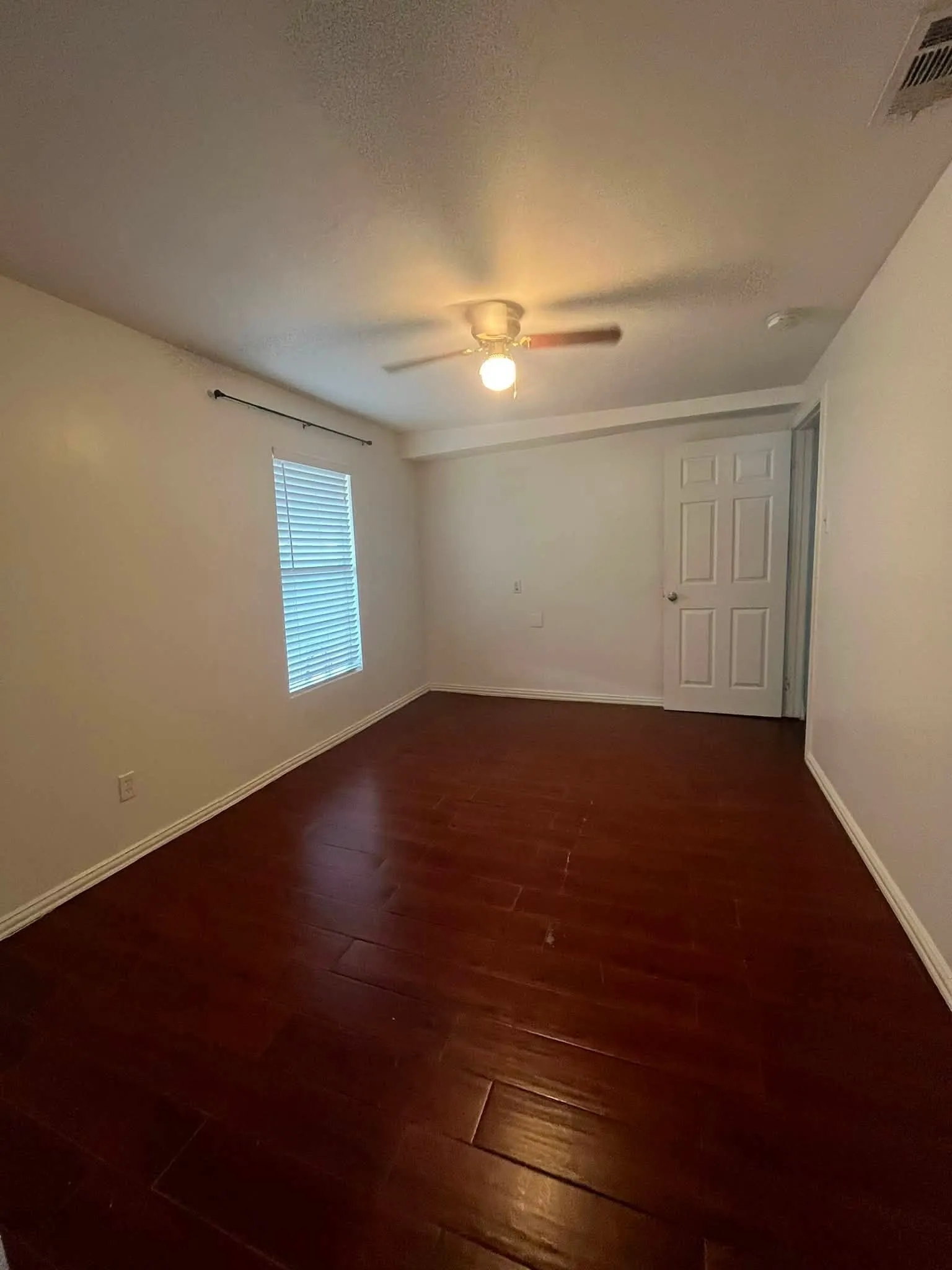 Single Family Residence For Rent in Dallas County , 2965 Clovis Avenue, Dallas, Texas 75233, 2 Bedroom, 2 Bathroom, Garage spaces, 973 Sqft, built in 1920, mls#21328661, Real Estate Agent in Dallas, Homes For Rent in Dallas county, Homes For Rent in Dallas, Realtor in Dallas Texas, Real Estate Brokerage Independent Realty Texas, Luminita Cordes Realtor