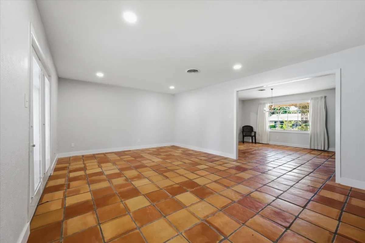 Single Family Residence For Rent in Tarrant County , 6920 Valhalla Road, Fort Worth, Texas 76116, 3 Bedroom, 2 Bathroom, 2 Garage spaces, 1,672 Sqft, built in 1959, mls#21329362, Real Estate Agent in Fort Worth, Homes For Rent in Tarrant county, Homes For Rent in Fort Worth, Realtor in Fort Worth Texas, Real Estate Brokerage Independent Realty Texas, Luminita Cordes Realtor