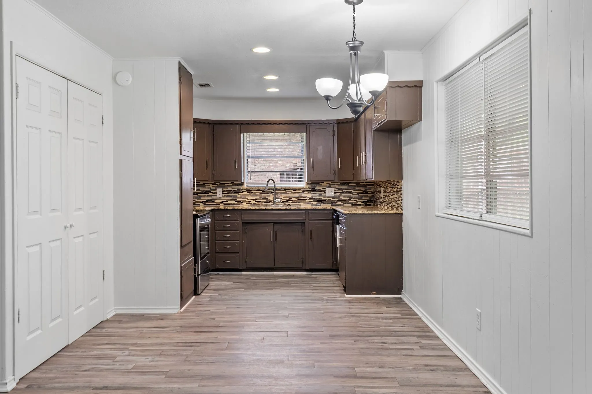 Single Family Residence For Rent in Hopkins County , 705 Plano Street, Sulphur Springs, Texas 75482, 3 Bedroom, 2 Bathroom, 2 Garage spaces, 1,719 Sqft, built in 1965, mls#21329569, Real Estate Agent in Sulphur Springs, Homes For Rent in Hopkins county, Homes For Rent in Sulphur Springs, Realtor in Sulphur Springs Texas, Real Estate Brokerage Independent Realty Texas, Luminita Cordes Realtor