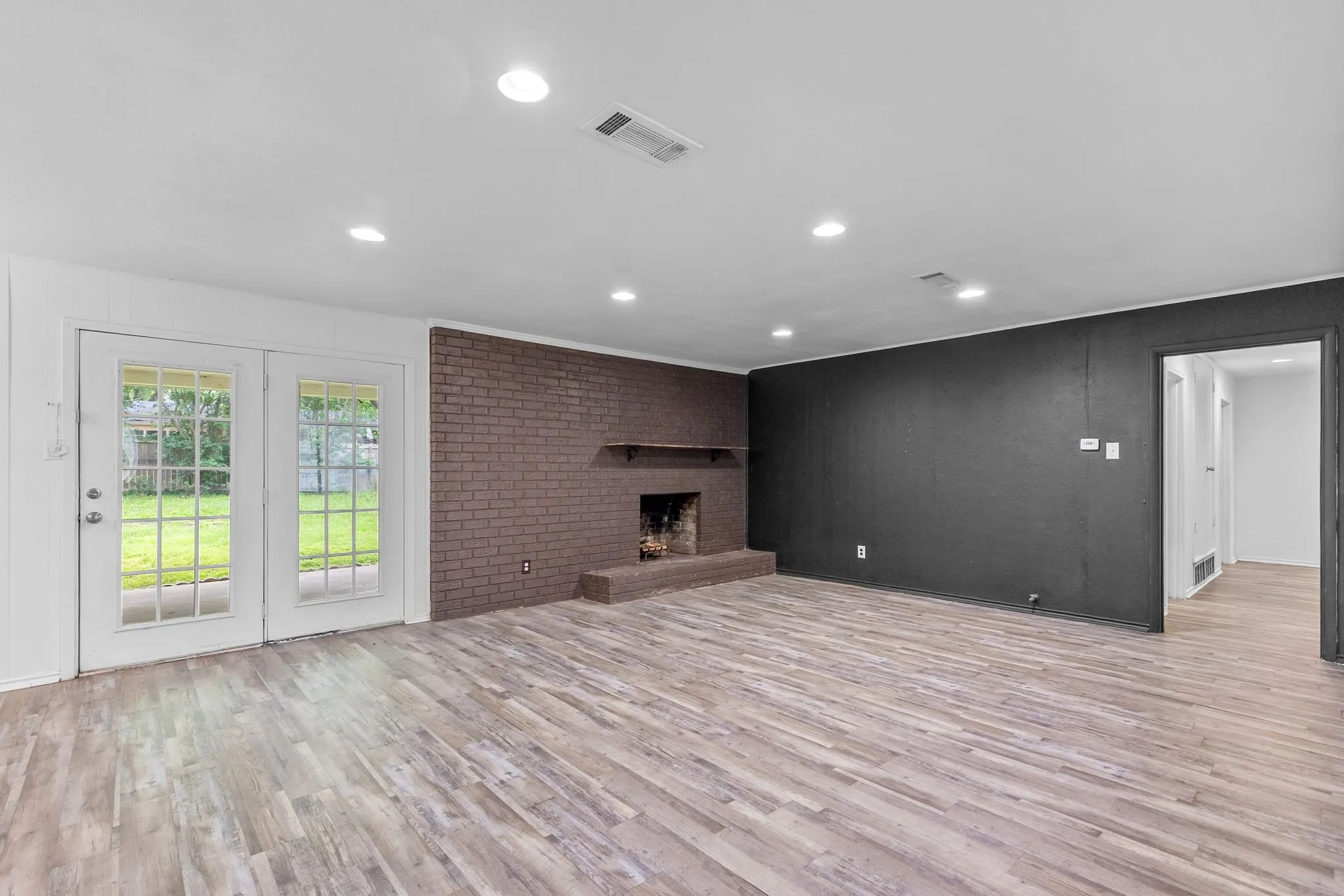 Single Family Residence For Rent in Hopkins County , 705 Plano Street, Sulphur Springs, Texas 75482, 3 Bedroom, 2 Bathroom, 2 Garage spaces, 1,719 Sqft, built in 1965, mls#21329569, Real Estate Agent in Sulphur Springs, Homes For Rent in Hopkins county, Homes For Rent in Sulphur Springs, Realtor in Sulphur Springs Texas, Real Estate Brokerage Independent Realty Texas, Luminita Cordes Realtor