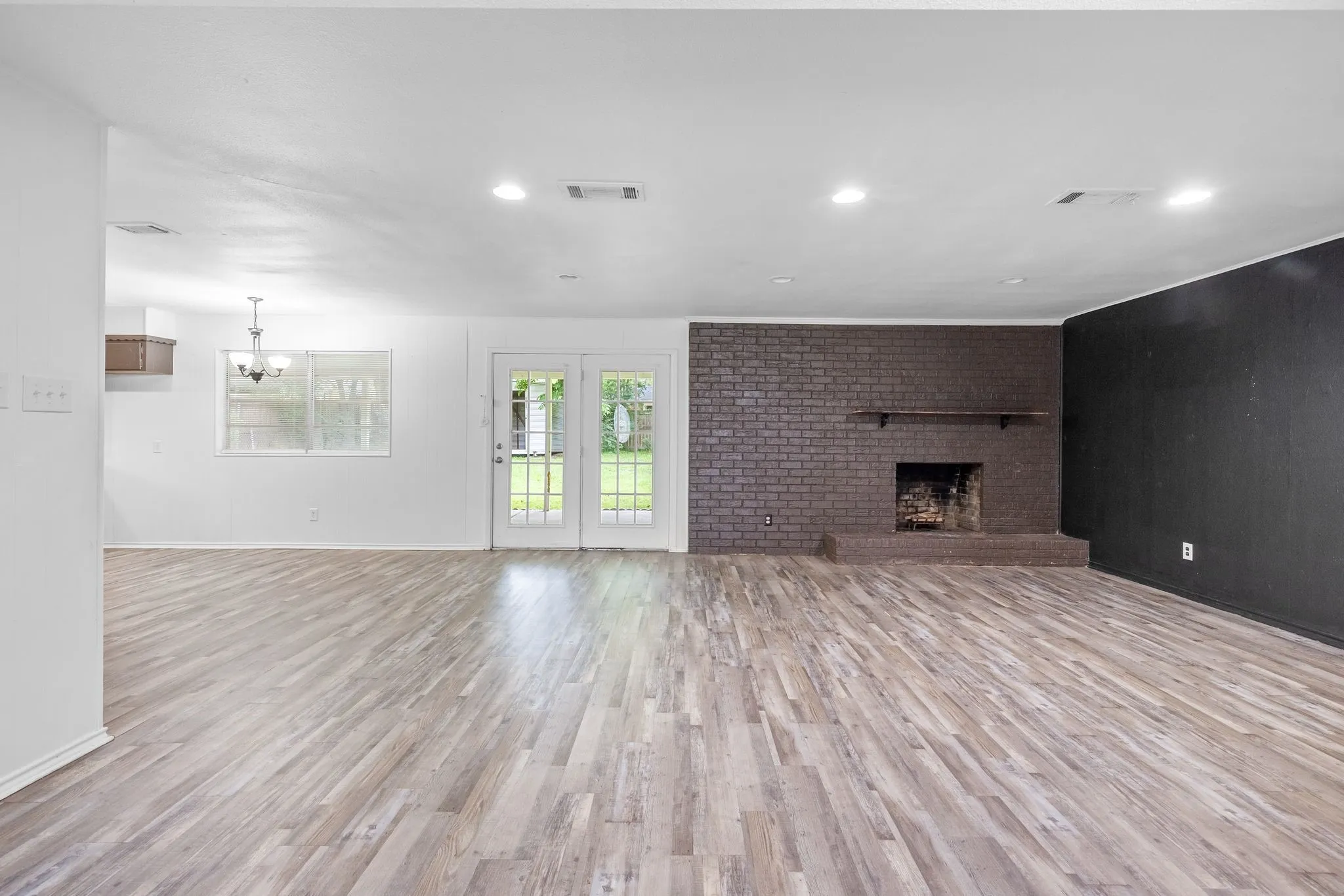 Single Family Residence For Rent in Hopkins County , 705 Plano Street, Sulphur Springs, Texas 75482, 3 Bedroom, 2 Bathroom, 2 Garage spaces, 1,719 Sqft, built in 1965, mls#21329569, Real Estate Agent in Sulphur Springs, Homes For Rent in Hopkins county, Homes For Rent in Sulphur Springs, Realtor in Sulphur Springs Texas, Real Estate Brokerage Independent Realty Texas, Luminita Cordes Realtor