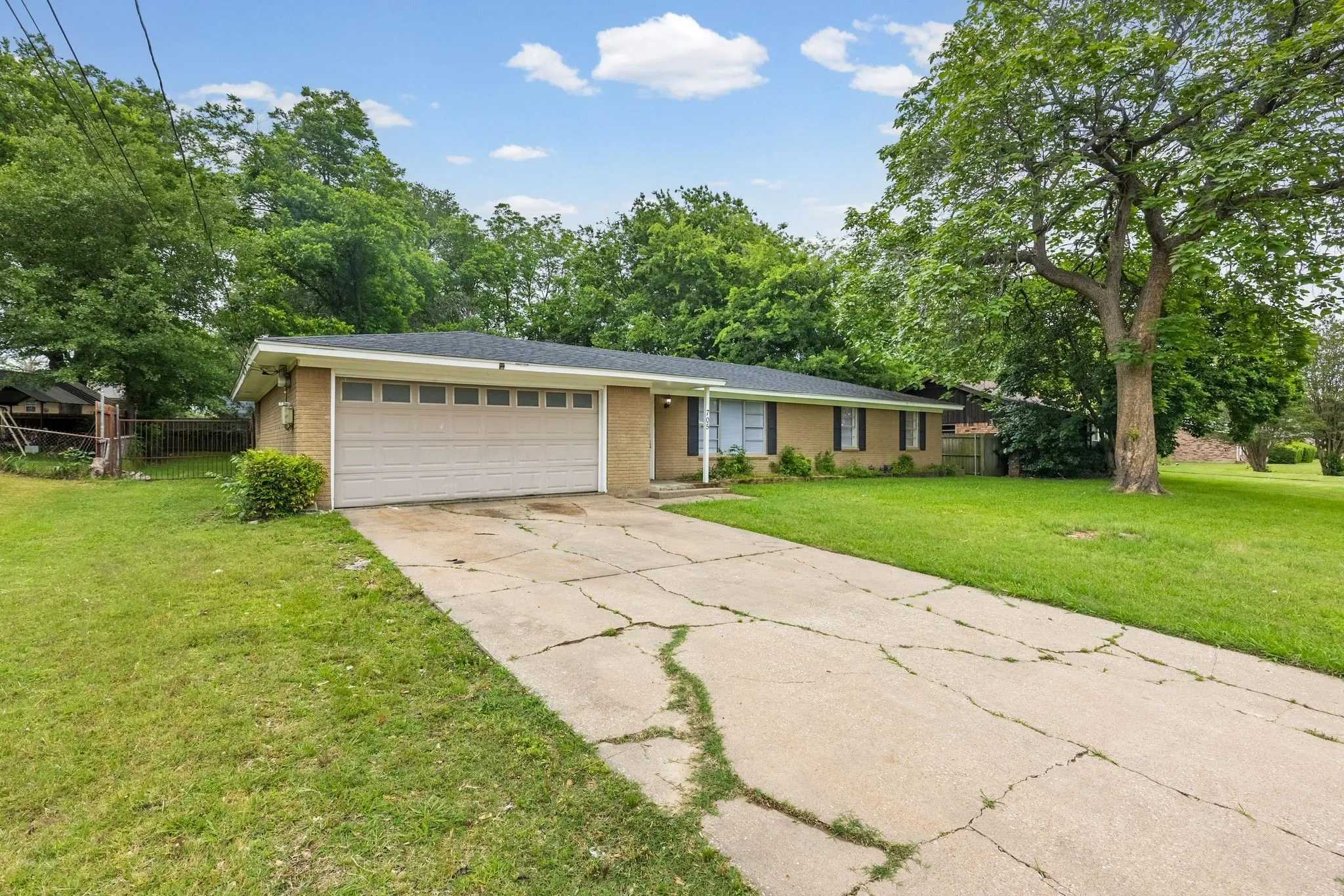 Single Family Residence For Rent in Hopkins County , 705 Plano Street, Sulphur Springs, Texas 75482, 3 Bedroom, 2 Bathroom, 2 Garage spaces, 1,719 Sqft, built in 1965, mls#21329569, Real Estate Agent in Sulphur Springs, Homes For Rent in Hopkins county, Homes For Rent in Sulphur Springs, Realtor in Sulphur Springs Texas, Real Estate Brokerage Independent Realty Texas, Luminita Cordes Realtor