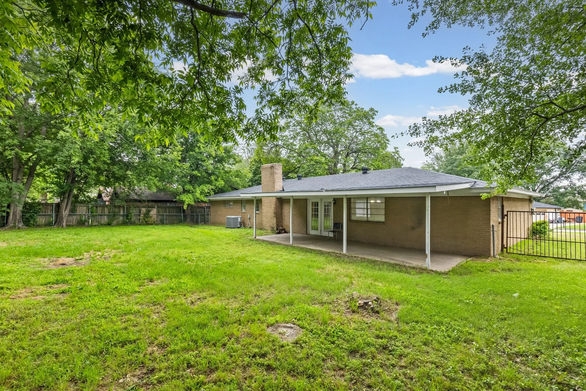 Single Family Residence For Rent in Hopkins County , 705 Plano Street, Sulphur Springs, Texas 75482, 3 Bedroom, 2 Bathroom, 2 Garage spaces, 1,719 Sqft, built in 1965, mls#21329569, Real Estate Agent in Sulphur Springs, Homes For Rent in Hopkins county, Homes For Rent in Sulphur Springs, Realtor in Sulphur Springs Texas, Real Estate Brokerage Independent Realty Texas, Luminita Cordes Realtor