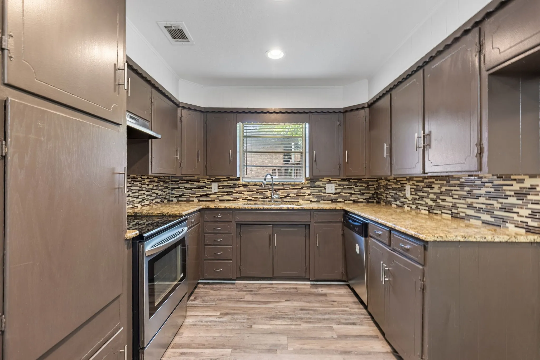 Single Family Residence For Rent in Hopkins County , 705 Plano Street, Sulphur Springs, Texas 75482, 3 Bedroom, 2 Bathroom, 2 Garage spaces, 1,719 Sqft, built in 1965, mls#21329569, Real Estate Agent in Sulphur Springs, Homes For Rent in Hopkins county, Homes For Rent in Sulphur Springs, Realtor in Sulphur Springs Texas, Real Estate Brokerage Independent Realty Texas, Luminita Cordes Realtor