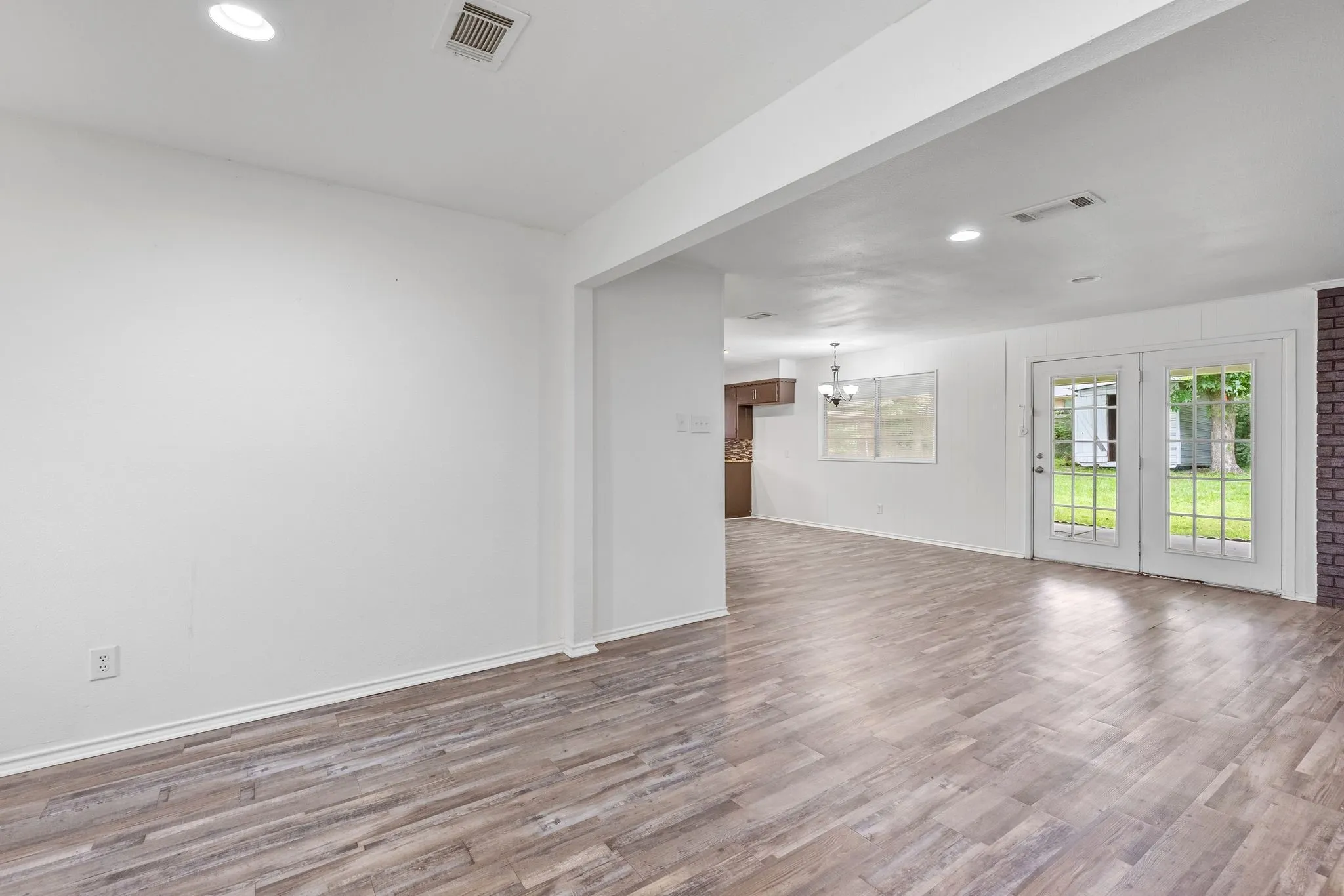 Single Family Residence For Rent in Hopkins County , 705 Plano Street, Sulphur Springs, Texas 75482, 3 Bedroom, 2 Bathroom, 2 Garage spaces, 1,719 Sqft, built in 1965, mls#21329569, Real Estate Agent in Sulphur Springs, Homes For Rent in Hopkins county, Homes For Rent in Sulphur Springs, Realtor in Sulphur Springs Texas, Real Estate Brokerage Independent Realty Texas, Luminita Cordes Realtor