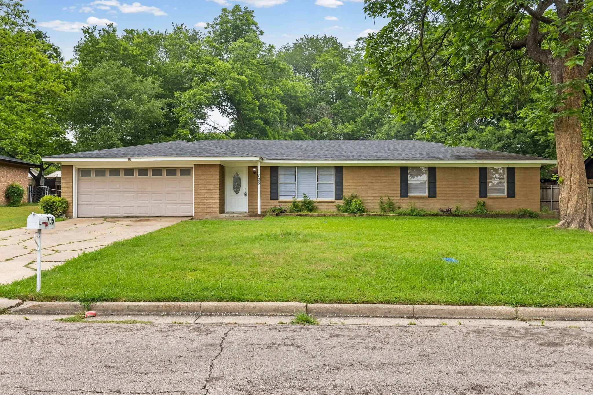 Single Family Residence For Rent in Hopkins County , 705 Plano Street, Sulphur Springs, Texas 75482, 3 Bedroom, 2 Bathroom, 2 Garage spaces, 1,719 Sqft, built in 1965, mls#21329569, Real Estate Agent in Sulphur Springs, Homes For Rent in Hopkins county, Homes For Rent in Sulphur Springs, Realtor in Sulphur Springs Texas, Real Estate Brokerage Independent Realty Texas, Luminita Cordes Realtor