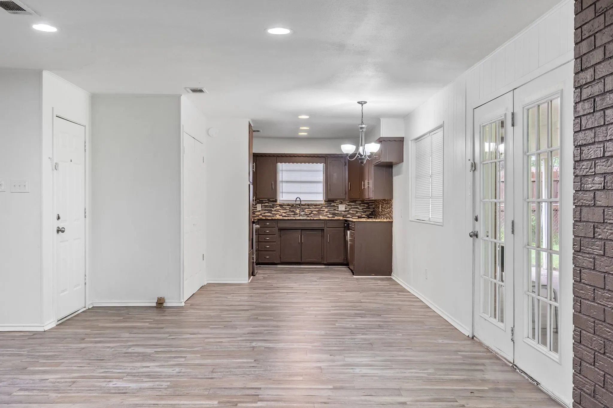 Single Family Residence For Rent in Hopkins County , 705 Plano Street, Sulphur Springs, Texas 75482, 3 Bedroom, 2 Bathroom, 2 Garage spaces, 1,719 Sqft, built in 1965, mls#21329569, Real Estate Agent in Sulphur Springs, Homes For Rent in Hopkins county, Homes For Rent in Sulphur Springs, Realtor in Sulphur Springs Texas, Real Estate Brokerage Independent Realty Texas, Luminita Cordes Realtor