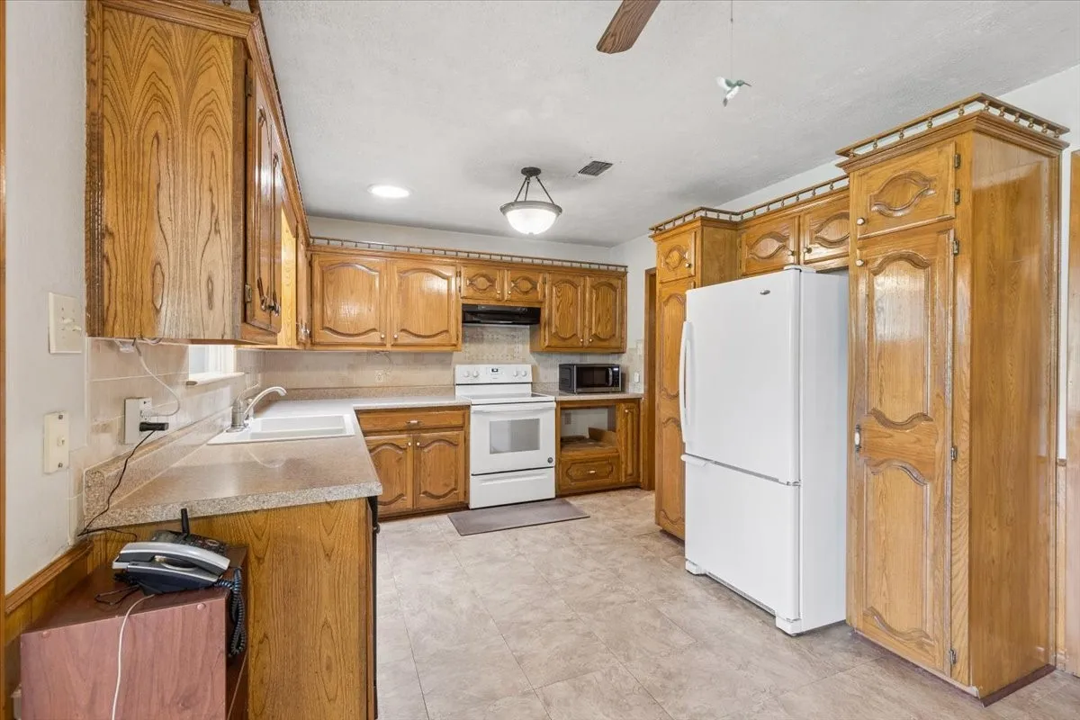 Single Family Residence For Sale in Wood County , 1160 County Road 2425, Mineola, Texas 75773, 2 Bedroom, 3 Bathroom, 2 Garage spaces, 1,941 Sqft, built in 1994, mls#21329088, Real Estate Agent in Mineola, Homes For Sale in Wood county, Homes For Sale in Mineola, Realtor in Mineola Texas, Real Estate Brokerage Independent Realty Texas, Luminita Cordes Realtor