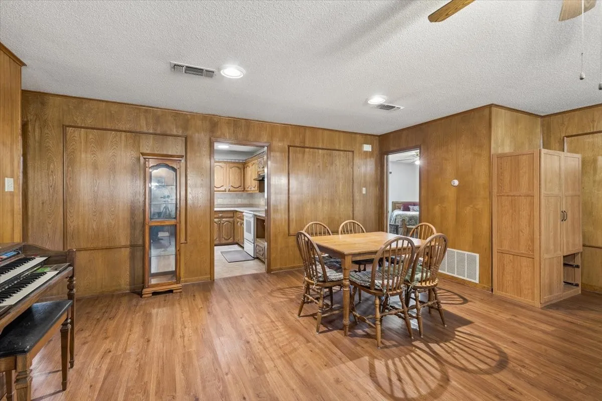 Single Family Residence For Sale in Wood County , 1160 County Road 2425, Mineola, Texas 75773, 2 Bedroom, 3 Bathroom, 2 Garage spaces, 1,941 Sqft, built in 1994, mls#21329088, Real Estate Agent in Mineola, Homes For Sale in Wood county, Homes For Sale in Mineola, Realtor in Mineola Texas, Real Estate Brokerage Independent Realty Texas, Luminita Cordes Realtor