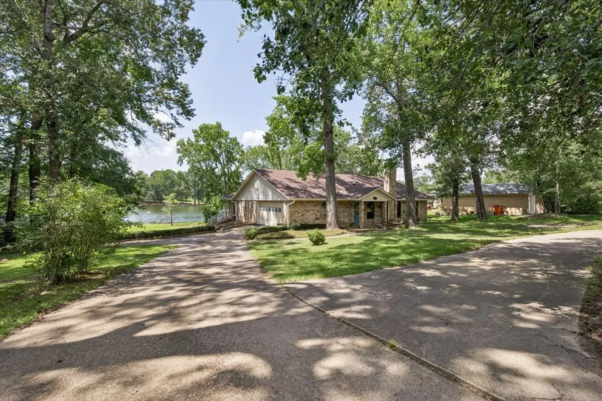 Single Family Residence For Sale in Wood County , 1160 County Road 2425, Mineola, Texas 75773, 2 Bedroom, 3 Bathroom, 2 Garage spaces, 1,941 Sqft, built in 1994, mls#21329088, Real Estate Agent in Mineola, Homes For Sale in Wood county, Homes For Sale in Mineola, Realtor in Mineola Texas, Real Estate Brokerage Independent Realty Texas, Luminita Cordes Realtor