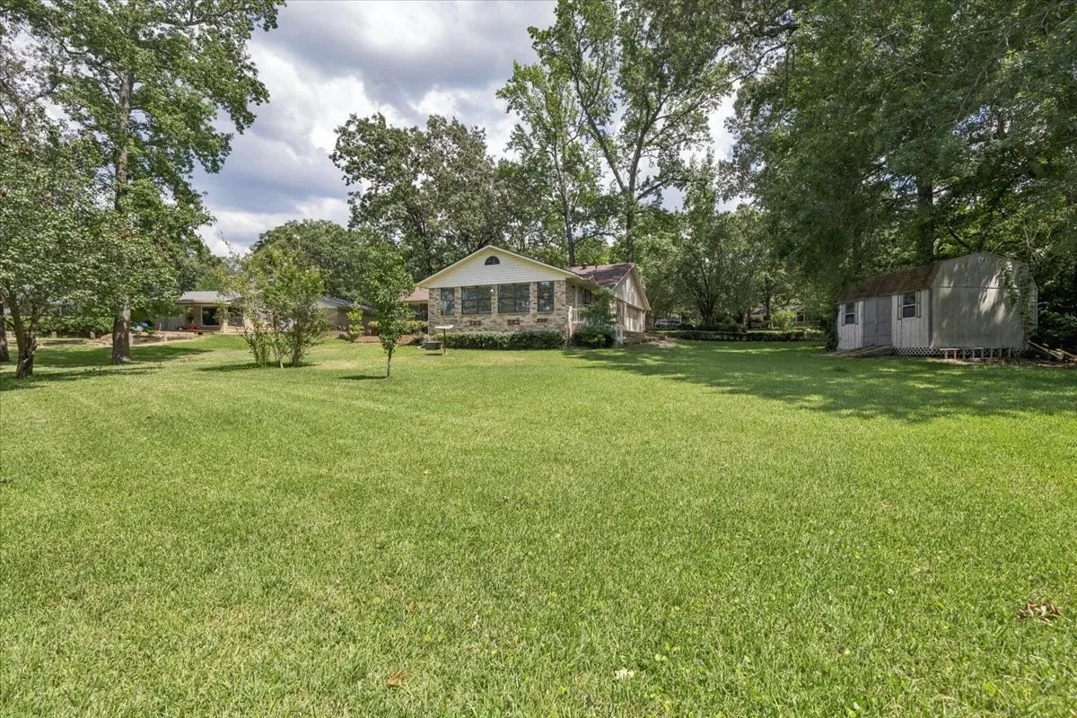 Single Family Residence For Sale in Wood County , 1160 County Road 2425, Mineola, Texas 75773, 2 Bedroom, 3 Bathroom, 2 Garage spaces, 1,941 Sqft, built in 1994, mls#21329088, Real Estate Agent in Mineola, Homes For Sale in Wood county, Homes For Sale in Mineola, Realtor in Mineola Texas, Real Estate Brokerage Independent Realty Texas, Luminita Cordes Realtor