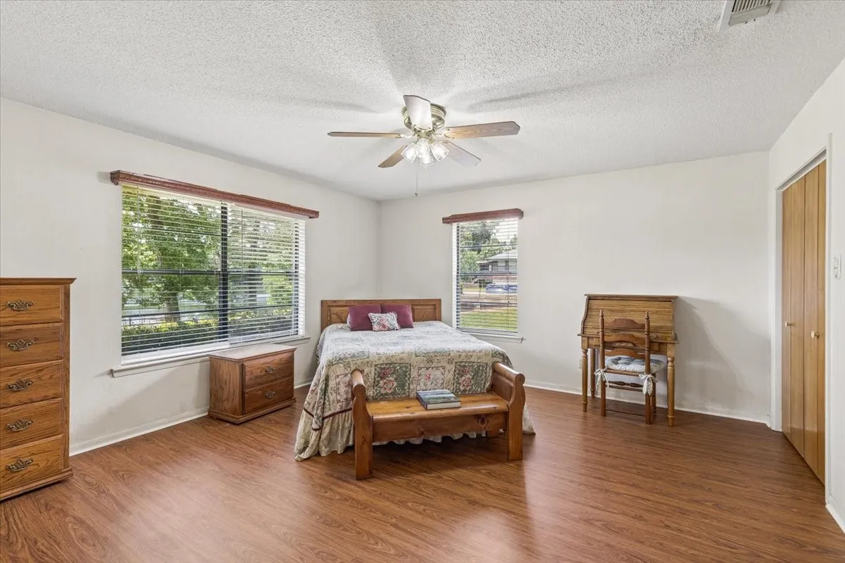 Single Family Residence For Sale in Wood County , 1160 County Road 2425, Mineola, Texas 75773, 2 Bedroom, 3 Bathroom, 2 Garage spaces, 1,941 Sqft, built in 1994, mls#21329088, Real Estate Agent in Mineola, Homes For Sale in Wood county, Homes For Sale in Mineola, Realtor in Mineola Texas, Real Estate Brokerage Independent Realty Texas, Luminita Cordes Realtor