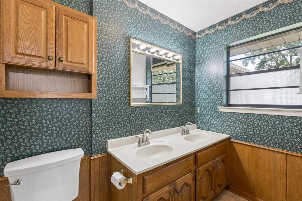 Single Family Residence For Sale in Wood County , 1160 County Road 2425, Mineola, Texas 75773, 2 Bedroom, 3 Bathroom, 2 Garage spaces, 1,941 Sqft, built in 1994, mls#21329088, Real Estate Agent in Mineola, Homes For Sale in Wood county, Homes For Sale in Mineola, Realtor in Mineola Texas, Real Estate Brokerage Independent Realty Texas, Luminita Cordes Realtor