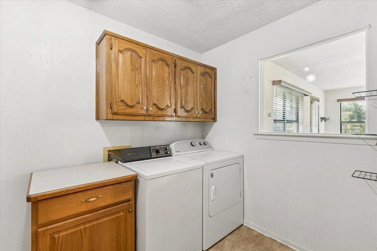 Single Family Residence For Sale in Wood County , 1160 County Road 2425, Mineola, Texas 75773, 2 Bedroom, 3 Bathroom, 2 Garage spaces, 1,941 Sqft, built in 1994, mls#21329088, Real Estate Agent in Mineola, Homes For Sale in Wood county, Homes For Sale in Mineola, Realtor in Mineola Texas, Real Estate Brokerage Independent Realty Texas, Luminita Cordes Realtor