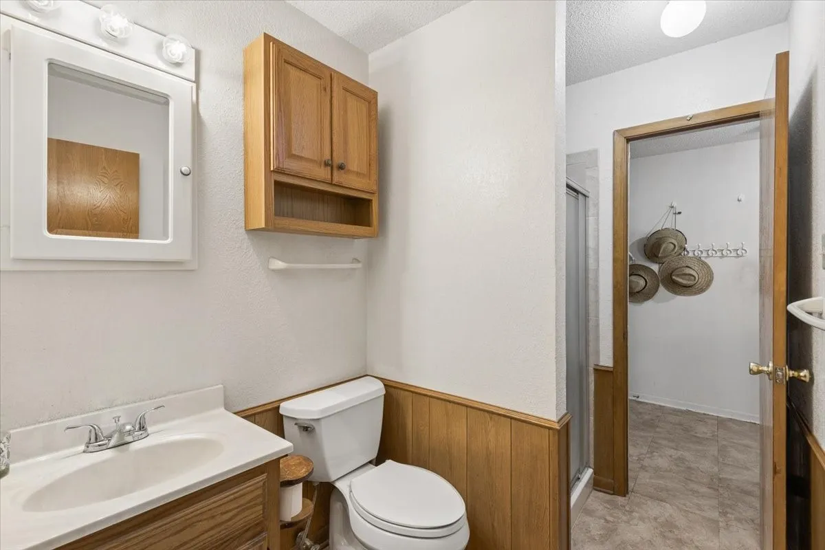Single Family Residence For Sale in Wood County , 1160 County Road 2425, Mineola, Texas 75773, 2 Bedroom, 3 Bathroom, 2 Garage spaces, 1,941 Sqft, built in 1994, mls#21329088, Real Estate Agent in Mineola, Homes For Sale in Wood county, Homes For Sale in Mineola, Realtor in Mineola Texas, Real Estate Brokerage Independent Realty Texas, Luminita Cordes Realtor