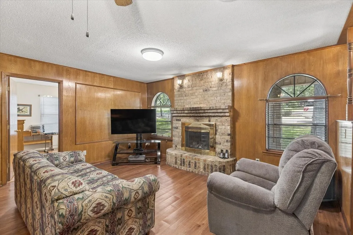Single Family Residence For Sale in Wood County , 1160 County Road 2425, Mineola, Texas 75773, 2 Bedroom, 3 Bathroom, 2 Garage spaces, 1,941 Sqft, built in 1994, mls#21329088, Real Estate Agent in Mineola, Homes For Sale in Wood county, Homes For Sale in Mineola, Realtor in Mineola Texas, Real Estate Brokerage Independent Realty Texas, Luminita Cordes Realtor