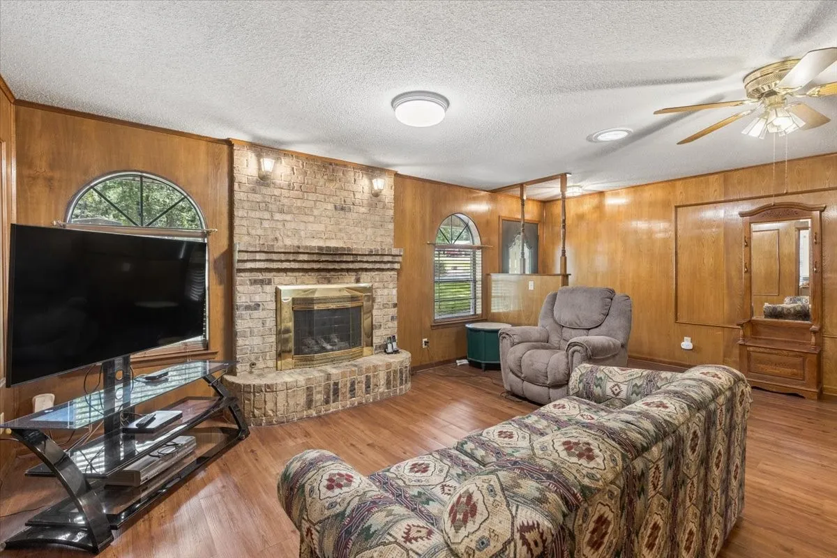 Single Family Residence For Sale in Wood County , 1160 County Road 2425, Mineola, Texas 75773, 2 Bedroom, 3 Bathroom, 2 Garage spaces, 1,941 Sqft, built in 1994, mls#21329088, Real Estate Agent in Mineola, Homes For Sale in Wood county, Homes For Sale in Mineola, Realtor in Mineola Texas, Real Estate Brokerage Independent Realty Texas, Luminita Cordes Realtor
