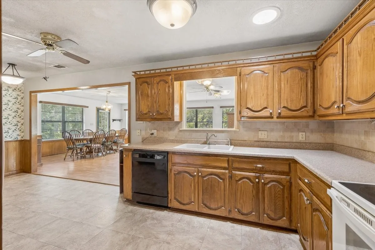 Single Family Residence For Sale in Wood County , 1160 County Road 2425, Mineola, Texas 75773, 2 Bedroom, 3 Bathroom, 2 Garage spaces, 1,941 Sqft, built in 1994, mls#21329088, Real Estate Agent in Mineola, Homes For Sale in Wood county, Homes For Sale in Mineola, Realtor in Mineola Texas, Real Estate Brokerage Independent Realty Texas, Luminita Cordes Realtor