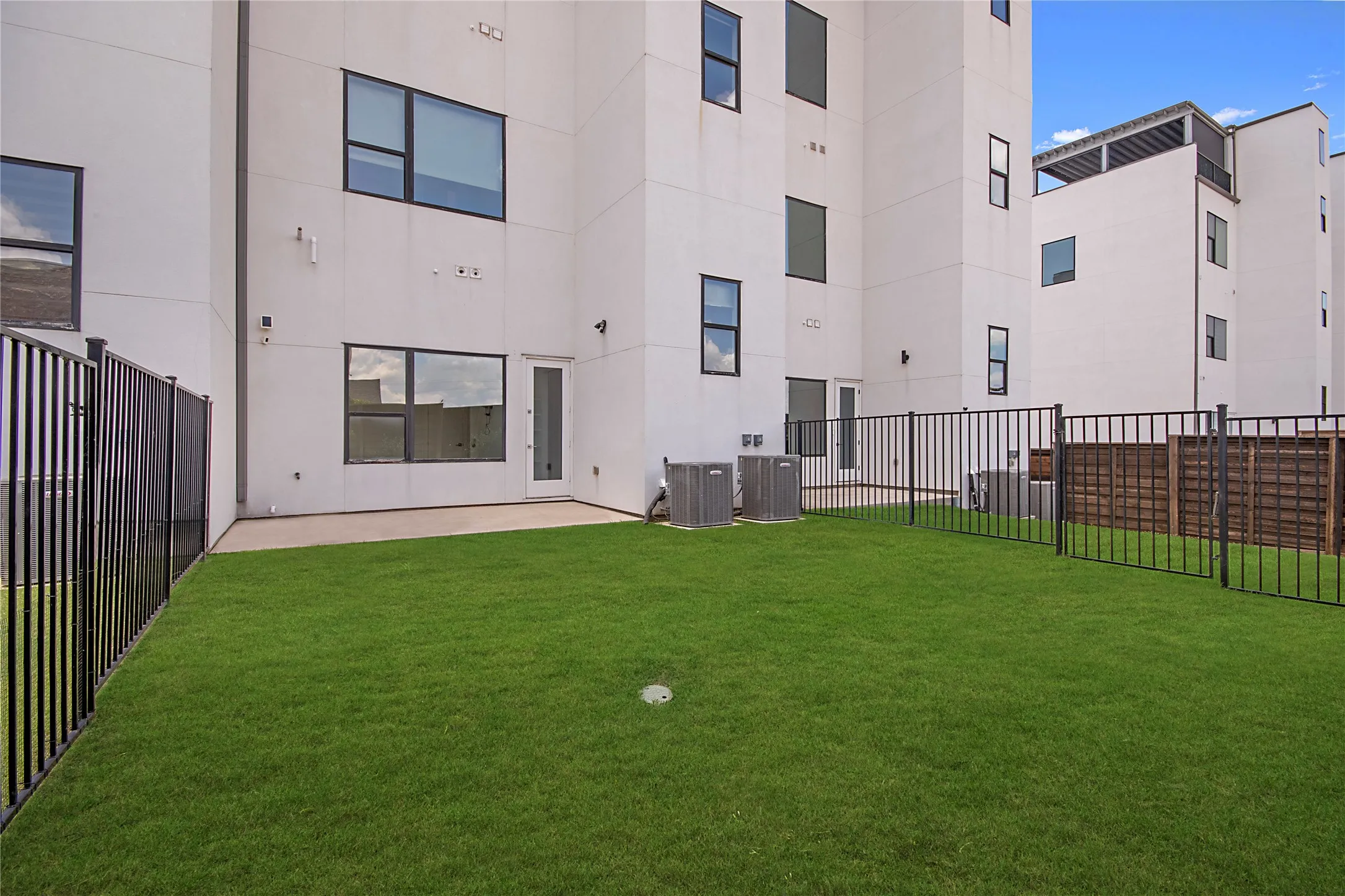 Single Family Residence For Sale in Denton County , 4944 Blaynes View, The Colony, Texas 75056, 4 Bedroom, 6 Bathroom, 2 Garage spaces, 3,407 Sqft, built in 2020, mls#21329420, Real Estate Agent in The Colony, Homes For Sale in Denton county, Homes For Sale in The Colony, Realtor in The Colony Texas, Real Estate Brokerage Independent Realty Texas, Luminita Cordes Realtor