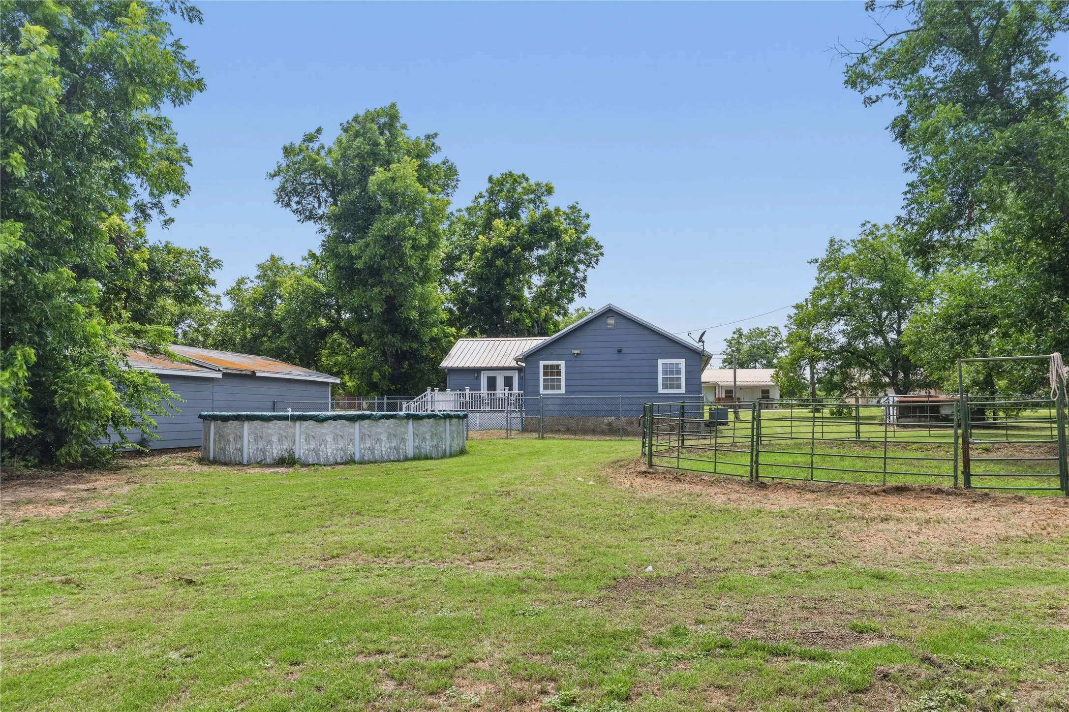Above ground pool and the round pen
