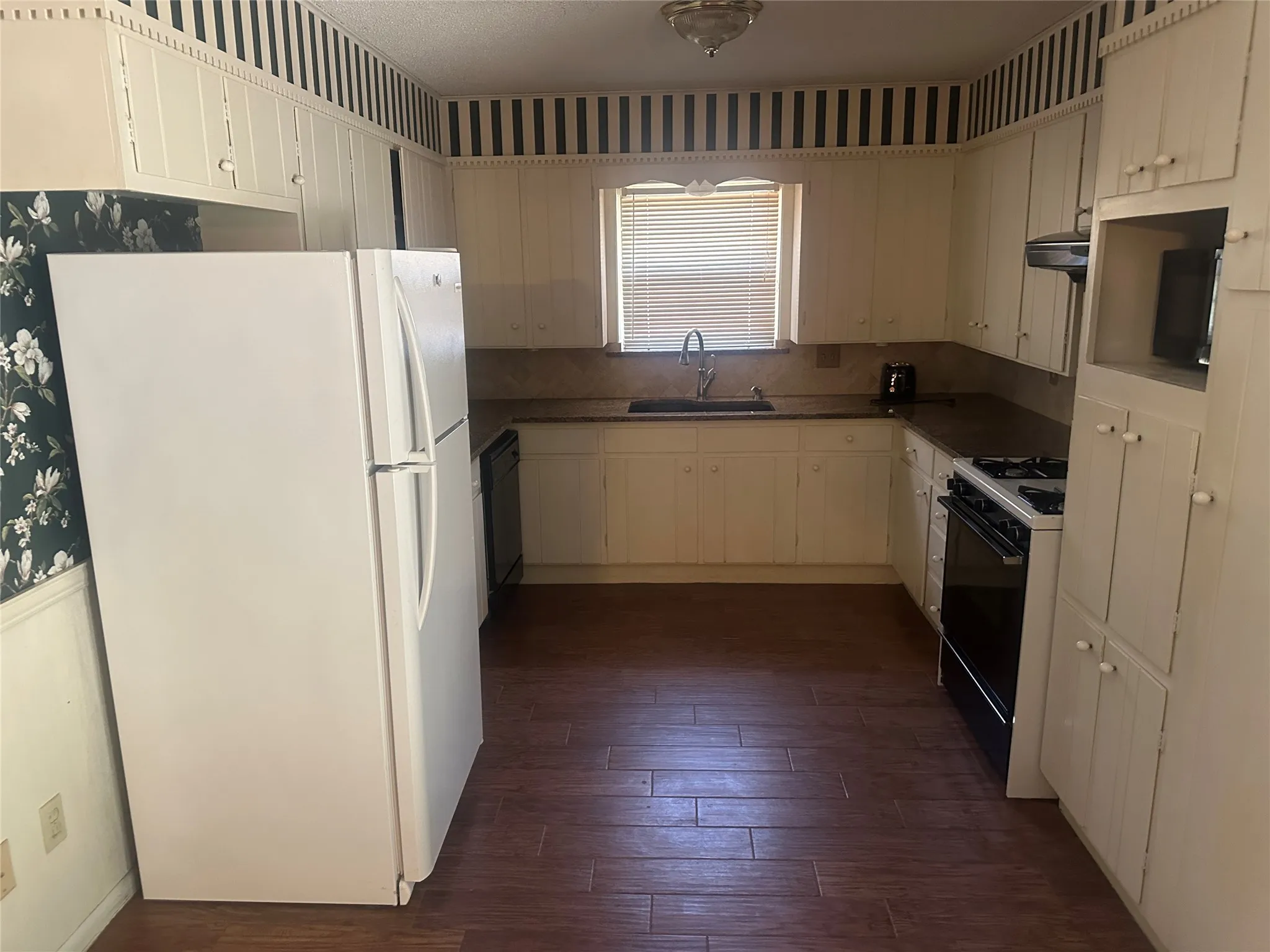Single Family Residence For Sale in Montague County , 1507 N Matthews Street, Bowie, Texas 76230, 3 Bedroom, 2 Bathroom, 2 Garage spaces, 1,403 Sqft, built in 1968, mls#21329595, Real Estate Agent in Bowie, Homes For Sale in Montague county, Homes For Sale in Bowie, Realtor in Bowie Texas, Real Estate Brokerage Independent Realty Texas, Luminita Cordes Realtor