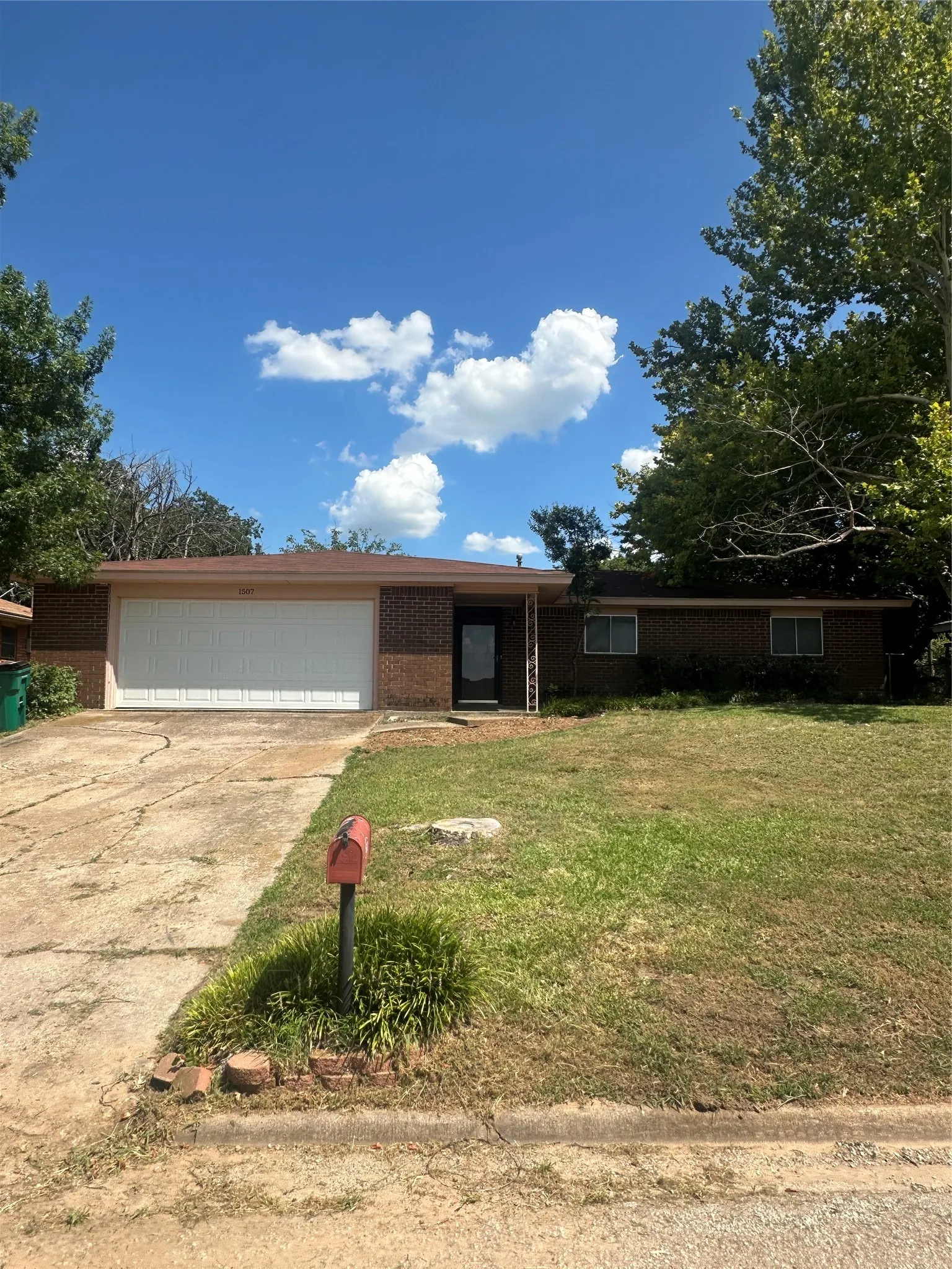 Single Family Residence For Sale in Montague County , 1507 N Matthews Street, Bowie, Texas 76230, 3 Bedroom, 2 Bathroom, 2 Garage spaces, 1,403 Sqft, built in 1968, mls#21329595, Real Estate Agent in Bowie, Homes For Sale in Montague county, Homes For Sale in Bowie, Realtor in Bowie Texas, Real Estate Brokerage Independent Realty Texas, Luminita Cordes Realtor