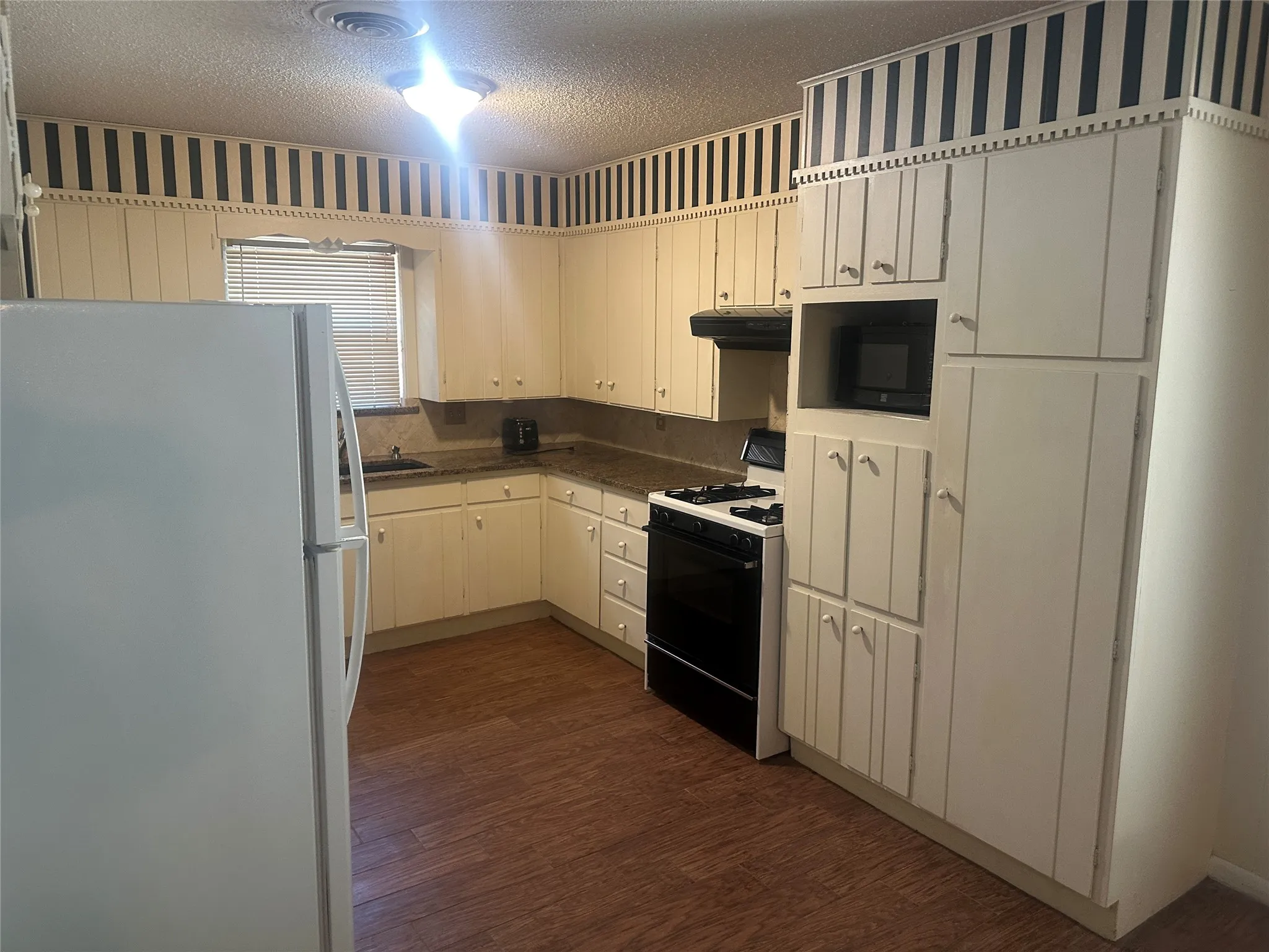 Single Family Residence For Sale in Montague County , 1507 N Matthews Street, Bowie, Texas 76230, 3 Bedroom, 2 Bathroom, 2 Garage spaces, 1,403 Sqft, built in 1968, mls#21329595, Real Estate Agent in Bowie, Homes For Sale in Montague county, Homes For Sale in Bowie, Realtor in Bowie Texas, Real Estate Brokerage Independent Realty Texas, Luminita Cordes Realtor