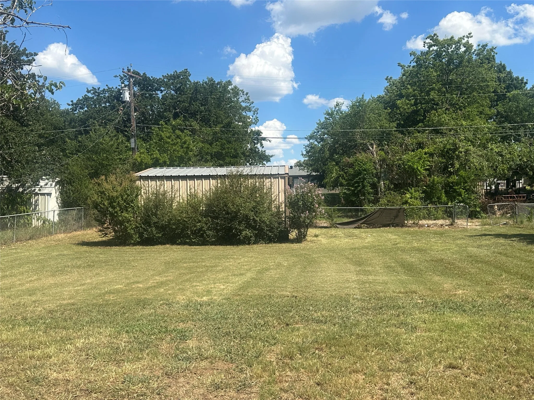 Single Family Residence For Sale in Montague County , 1507 N Matthews Street, Bowie, Texas 76230, 3 Bedroom, 2 Bathroom, 2 Garage spaces, 1,403 Sqft, built in 1968, mls#21329595, Real Estate Agent in Bowie, Homes For Sale in Montague county, Homes For Sale in Bowie, Realtor in Bowie Texas, Real Estate Brokerage Independent Realty Texas, Luminita Cordes Realtor