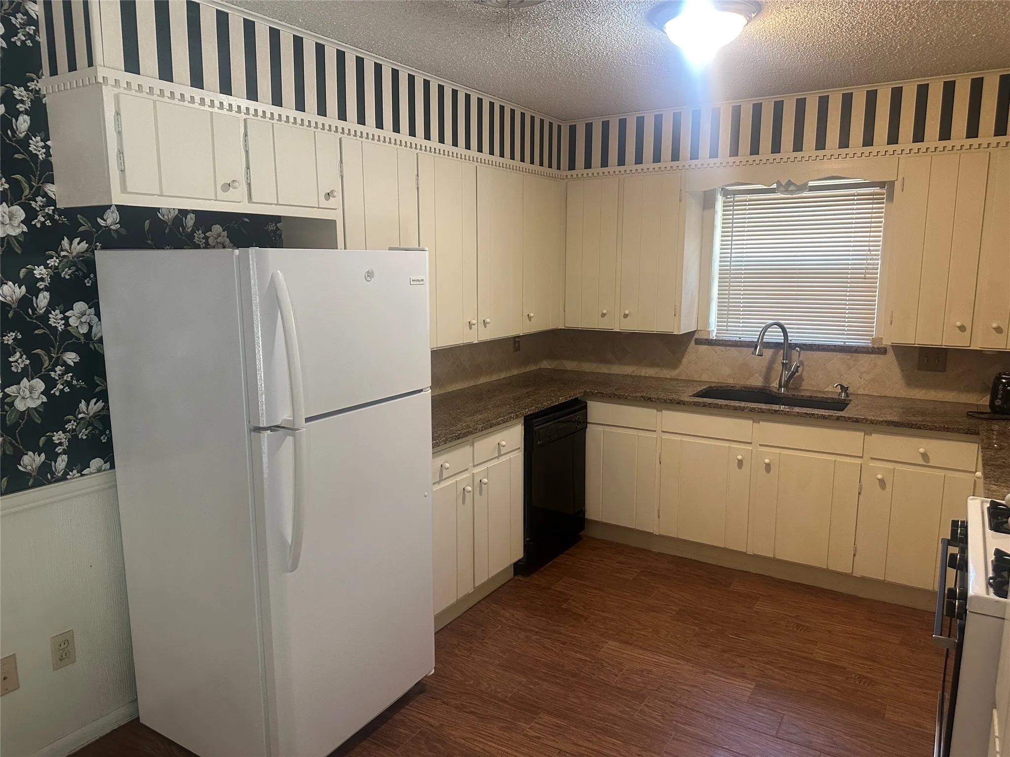 Single Family Residence For Sale in Montague County , 1507 N Matthews Street, Bowie, Texas 76230, 3 Bedroom, 2 Bathroom, 2 Garage spaces, 1,403 Sqft, built in 1968, mls#21329595, Real Estate Agent in Bowie, Homes For Sale in Montague county, Homes For Sale in Bowie, Realtor in Bowie Texas, Real Estate Brokerage Independent Realty Texas, Luminita Cordes Realtor