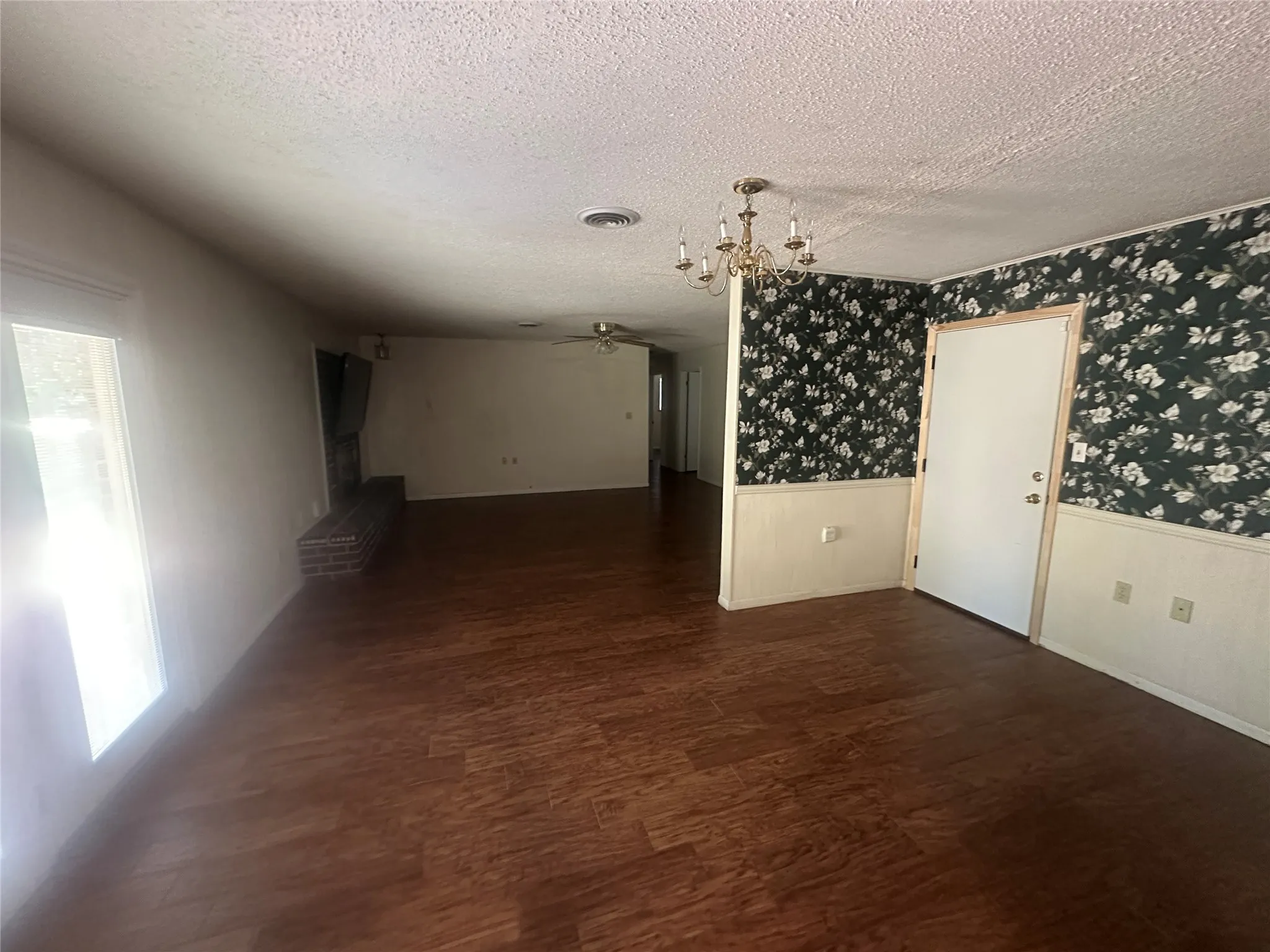 Single Family Residence For Sale in Montague County , 1507 N Matthews Street, Bowie, Texas 76230, 3 Bedroom, 2 Bathroom, 2 Garage spaces, 1,403 Sqft, built in 1968, mls#21329595, Real Estate Agent in Bowie, Homes For Sale in Montague county, Homes For Sale in Bowie, Realtor in Bowie Texas, Real Estate Brokerage Independent Realty Texas, Luminita Cordes Realtor
