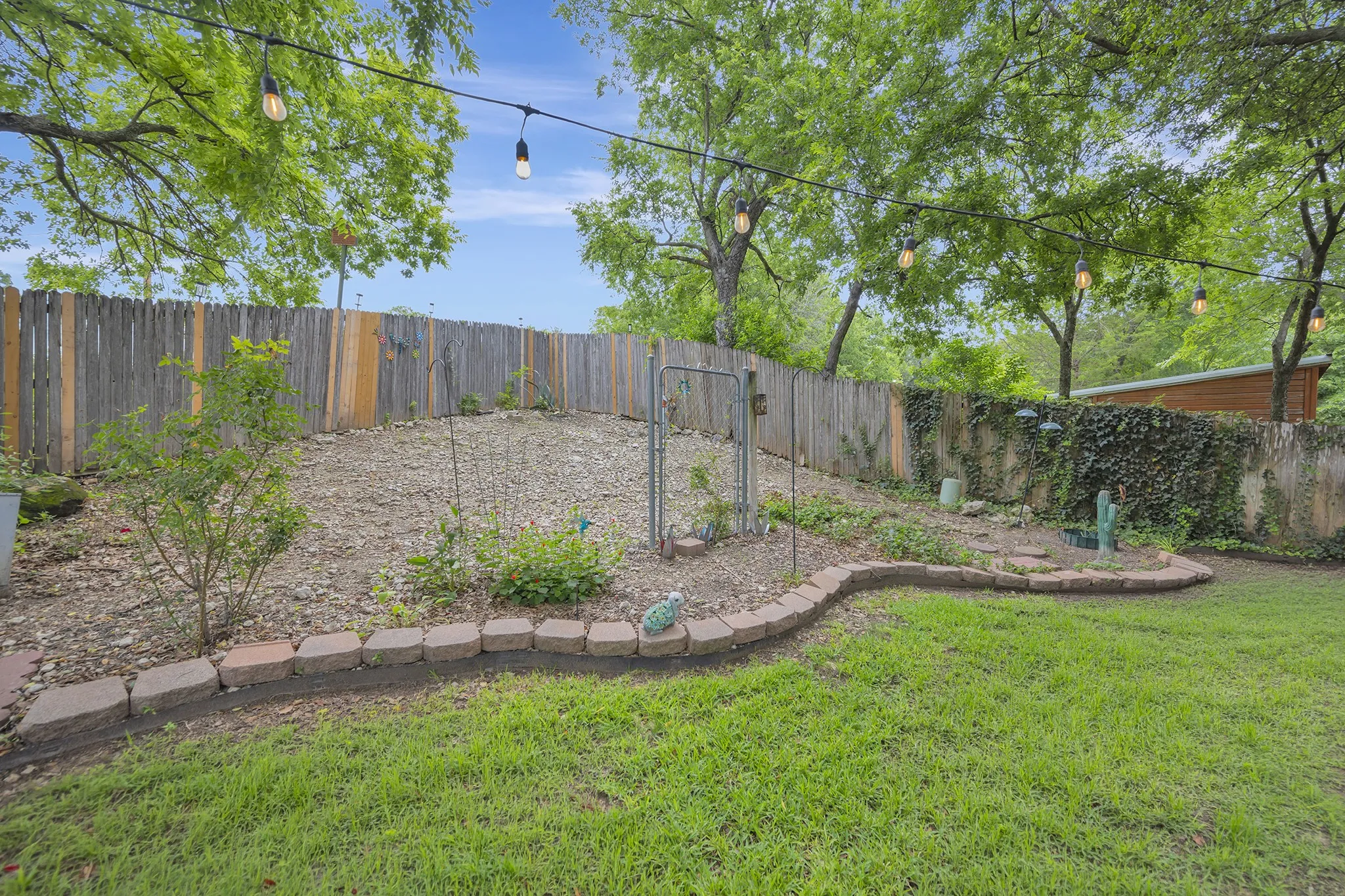 Single Family Residence For Sale in Tarrant County , 4731 Saddlebrook Drive, Benbrook, Texas 76116, 4 Bedroom, 3 Bathroom, 2 Garage spaces, 2,615 Sqft, built in 1991, mls#21329565, Real Estate Agent in Benbrook, Homes For Sale in Tarrant county, Homes For Sale in Benbrook, Realtor in Benbrook Texas, Real Estate Brokerage Independent Realty Texas, Luminita Cordes Realtor