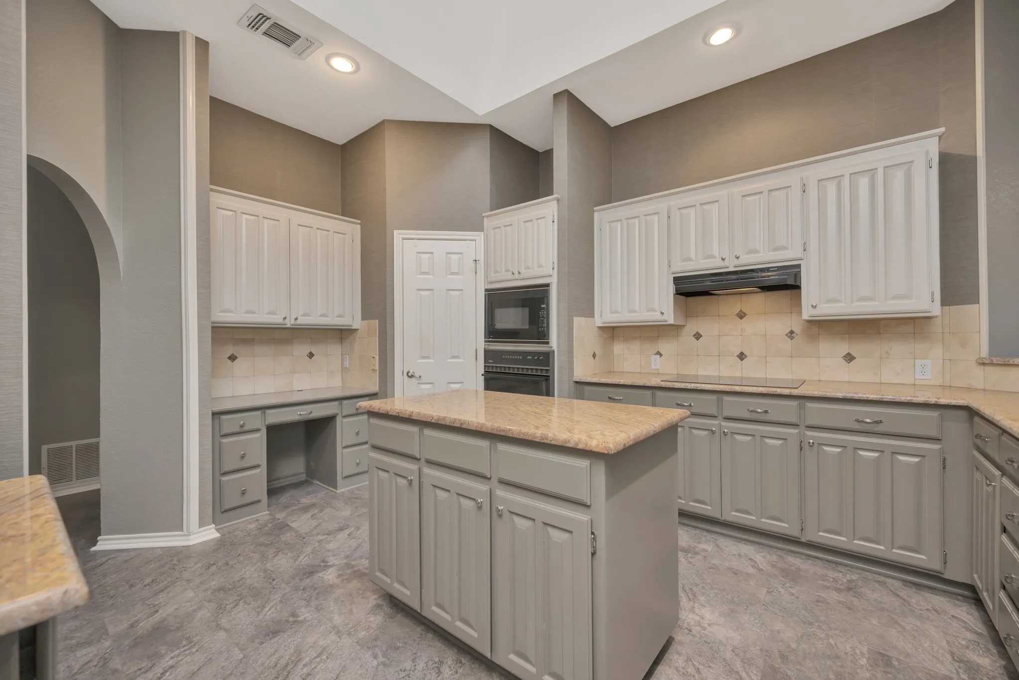 Single Family Residence For Sale in Tarrant County , 4731 Saddlebrook Drive, Benbrook, Texas 76116, 4 Bedroom, 3 Bathroom, 2 Garage spaces, 2,615 Sqft, built in 1991, mls#21329565, Real Estate Agent in Benbrook, Homes For Sale in Tarrant county, Homes For Sale in Benbrook, Realtor in Benbrook Texas, Real Estate Brokerage Independent Realty Texas, Luminita Cordes Realtor