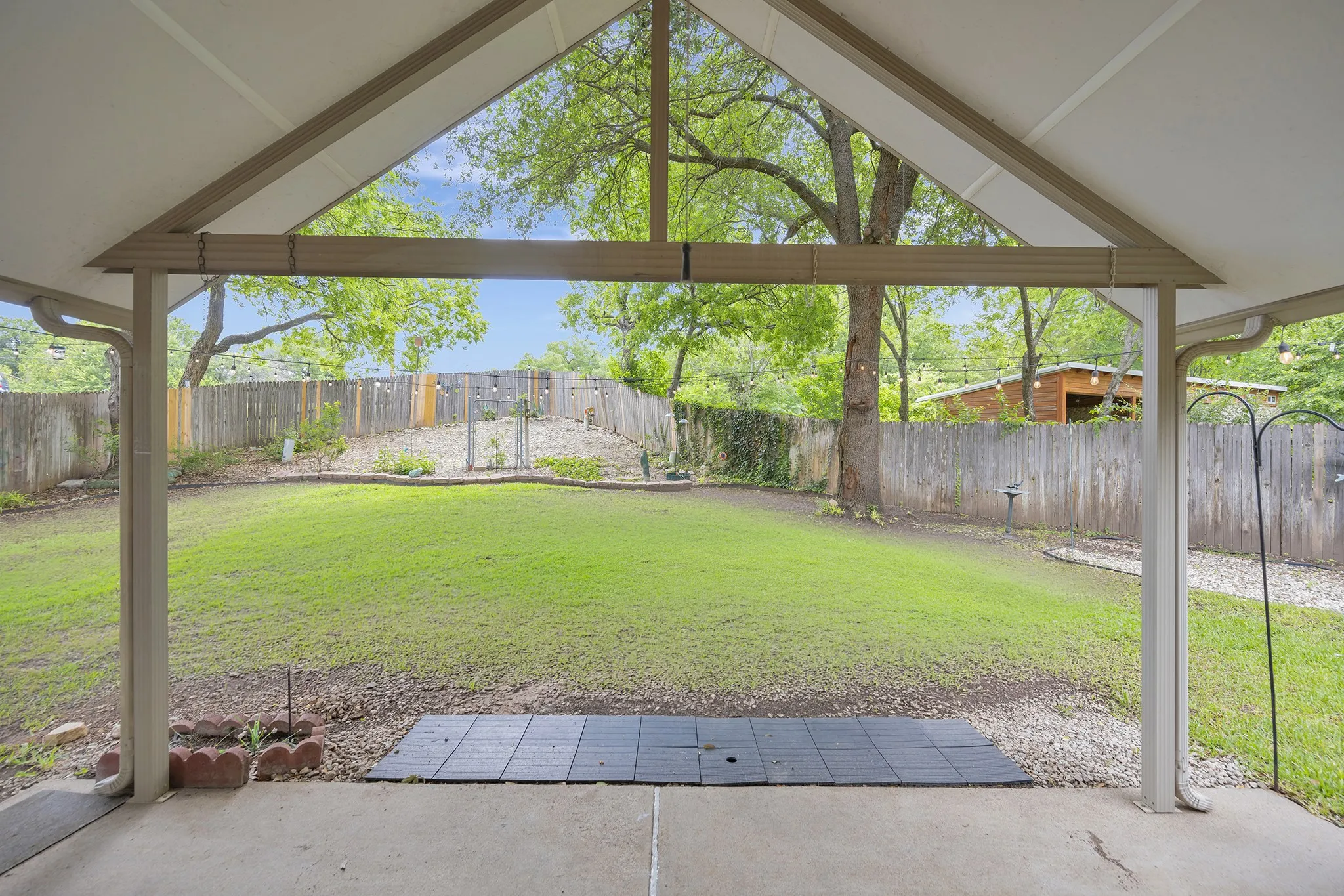Single Family Residence For Sale in Tarrant County , 4731 Saddlebrook Drive, Benbrook, Texas 76116, 4 Bedroom, 3 Bathroom, 2 Garage spaces, 2,615 Sqft, built in 1991, mls#21329565, Real Estate Agent in Benbrook, Homes For Sale in Tarrant county, Homes For Sale in Benbrook, Realtor in Benbrook Texas, Real Estate Brokerage Independent Realty Texas, Luminita Cordes Realtor