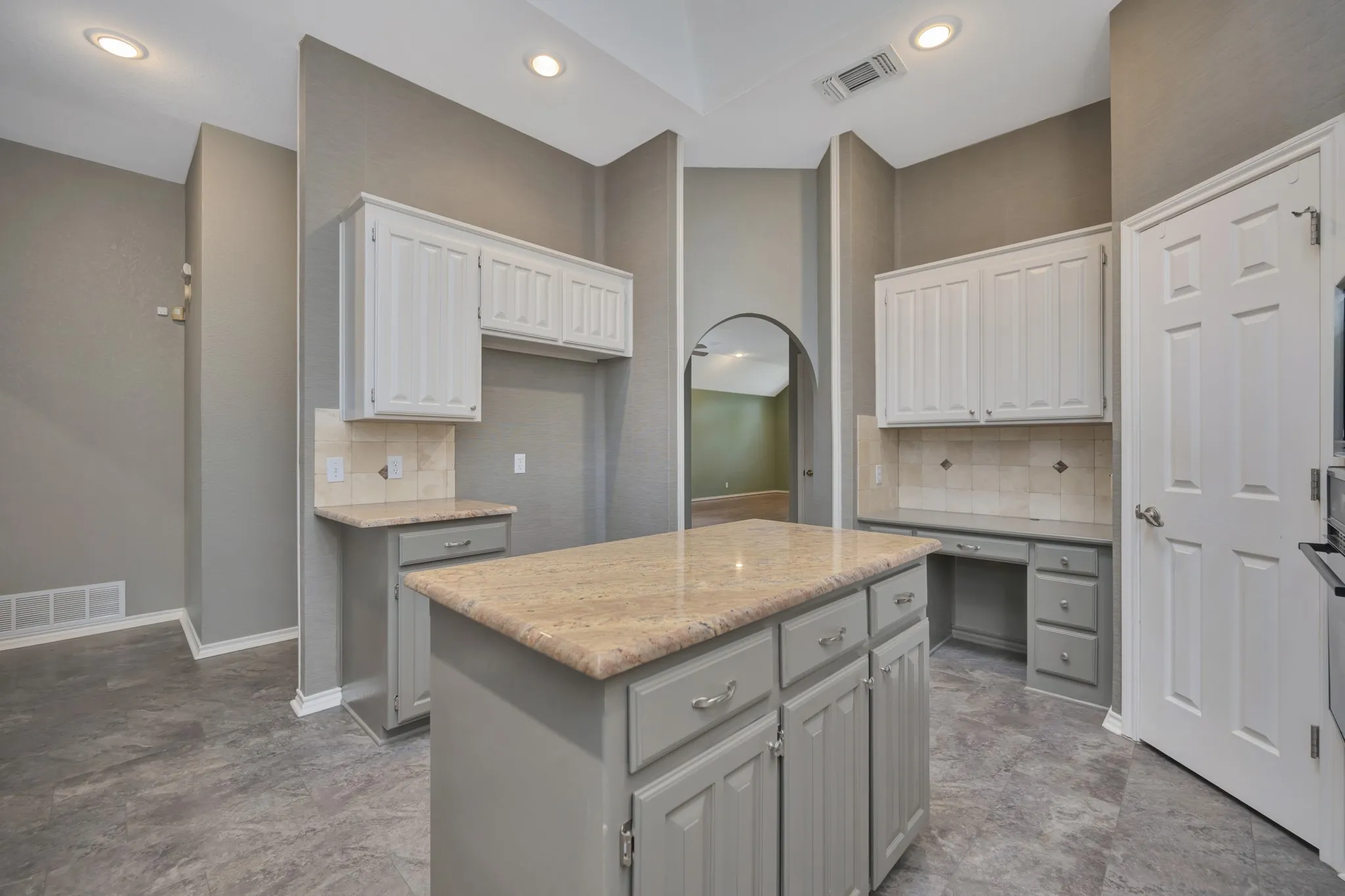 Single Family Residence For Sale in Tarrant County , 4731 Saddlebrook Drive, Benbrook, Texas 76116, 4 Bedroom, 3 Bathroom, 2 Garage spaces, 2,615 Sqft, built in 1991, mls#21329565, Real Estate Agent in Benbrook, Homes For Sale in Tarrant county, Homes For Sale in Benbrook, Realtor in Benbrook Texas, Real Estate Brokerage Independent Realty Texas, Luminita Cordes Realtor