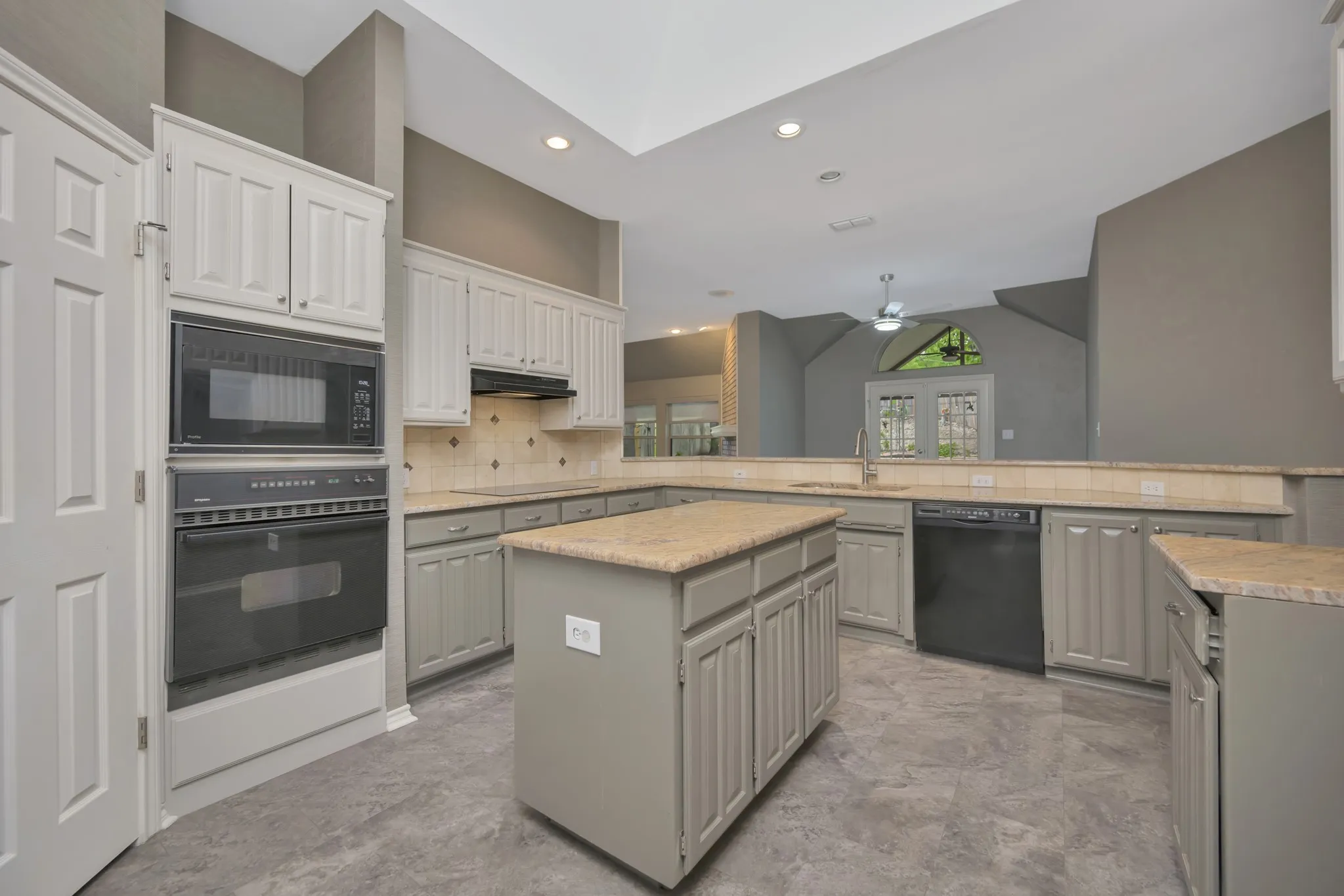 Single Family Residence For Sale in Tarrant County , 4731 Saddlebrook Drive, Benbrook, Texas 76116, 4 Bedroom, 3 Bathroom, 2 Garage spaces, 2,615 Sqft, built in 1991, mls#21329565, Real Estate Agent in Benbrook, Homes For Sale in Tarrant county, Homes For Sale in Benbrook, Realtor in Benbrook Texas, Real Estate Brokerage Independent Realty Texas, Luminita Cordes Realtor