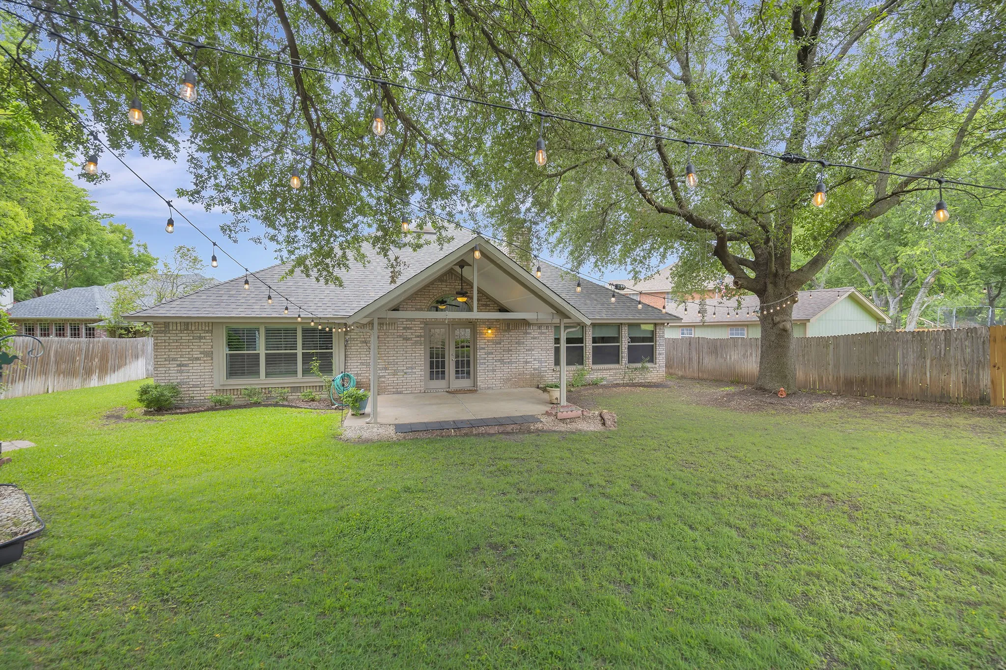 Single Family Residence For Sale in Tarrant County , 4731 Saddlebrook Drive, Benbrook, Texas 76116, 4 Bedroom, 3 Bathroom, 2 Garage spaces, 2,615 Sqft, built in 1991, mls#21329565, Real Estate Agent in Benbrook, Homes For Sale in Tarrant county, Homes For Sale in Benbrook, Realtor in Benbrook Texas, Real Estate Brokerage Independent Realty Texas, Luminita Cordes Realtor