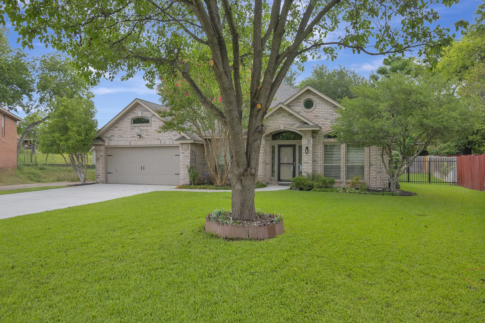 Single Family Residence For Sale in Tarrant County , 4731 Saddlebrook Drive, Benbrook, Texas 76116, 4 Bedroom, 3 Bathroom, 2 Garage spaces, 2,615 Sqft, built in 1991, mls#21329565, Real Estate Agent in Benbrook, Homes For Sale in Tarrant county, Homes For Sale in Benbrook, Realtor in Benbrook Texas, Real Estate Brokerage Independent Realty Texas, Luminita Cordes Realtor