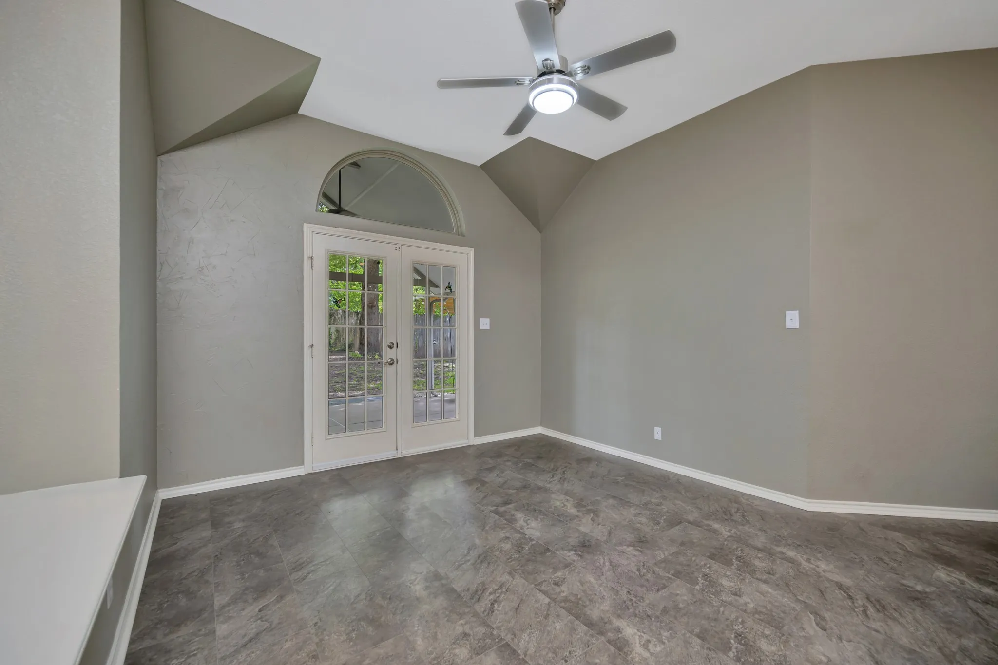 Single Family Residence For Sale in Tarrant County , 4731 Saddlebrook Drive, Benbrook, Texas 76116, 4 Bedroom, 3 Bathroom, 2 Garage spaces, 2,615 Sqft, built in 1991, mls#21329565, Real Estate Agent in Benbrook, Homes For Sale in Tarrant county, Homes For Sale in Benbrook, Realtor in Benbrook Texas, Real Estate Brokerage Independent Realty Texas, Luminita Cordes Realtor