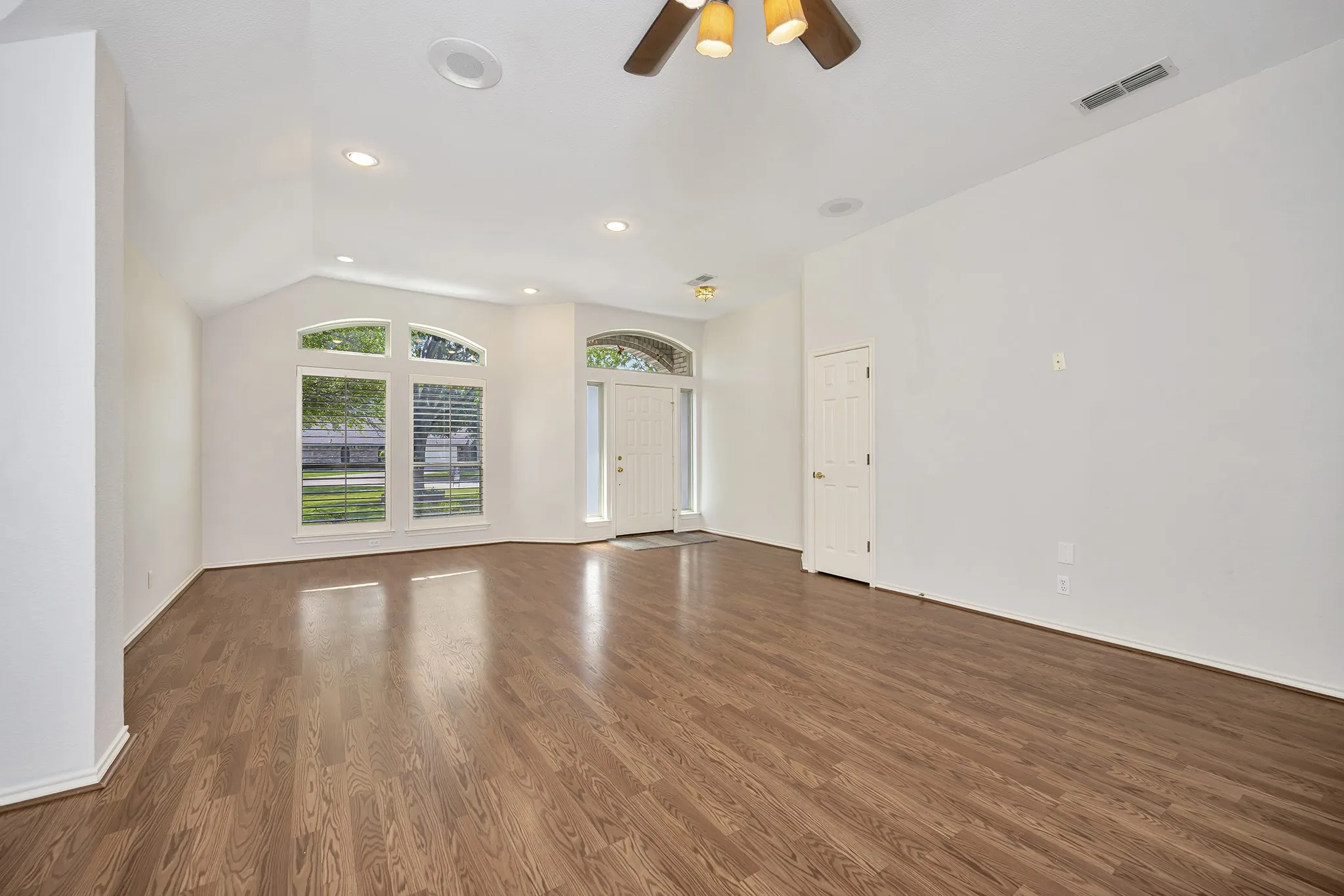 Single Family Residence For Sale in Tarrant County , 4731 Saddlebrook Drive, Benbrook, Texas 76116, 4 Bedroom, 3 Bathroom, 2 Garage spaces, 2,615 Sqft, built in 1991, mls#21329565, Real Estate Agent in Benbrook, Homes For Sale in Tarrant county, Homes For Sale in Benbrook, Realtor in Benbrook Texas, Real Estate Brokerage Independent Realty Texas, Luminita Cordes Realtor