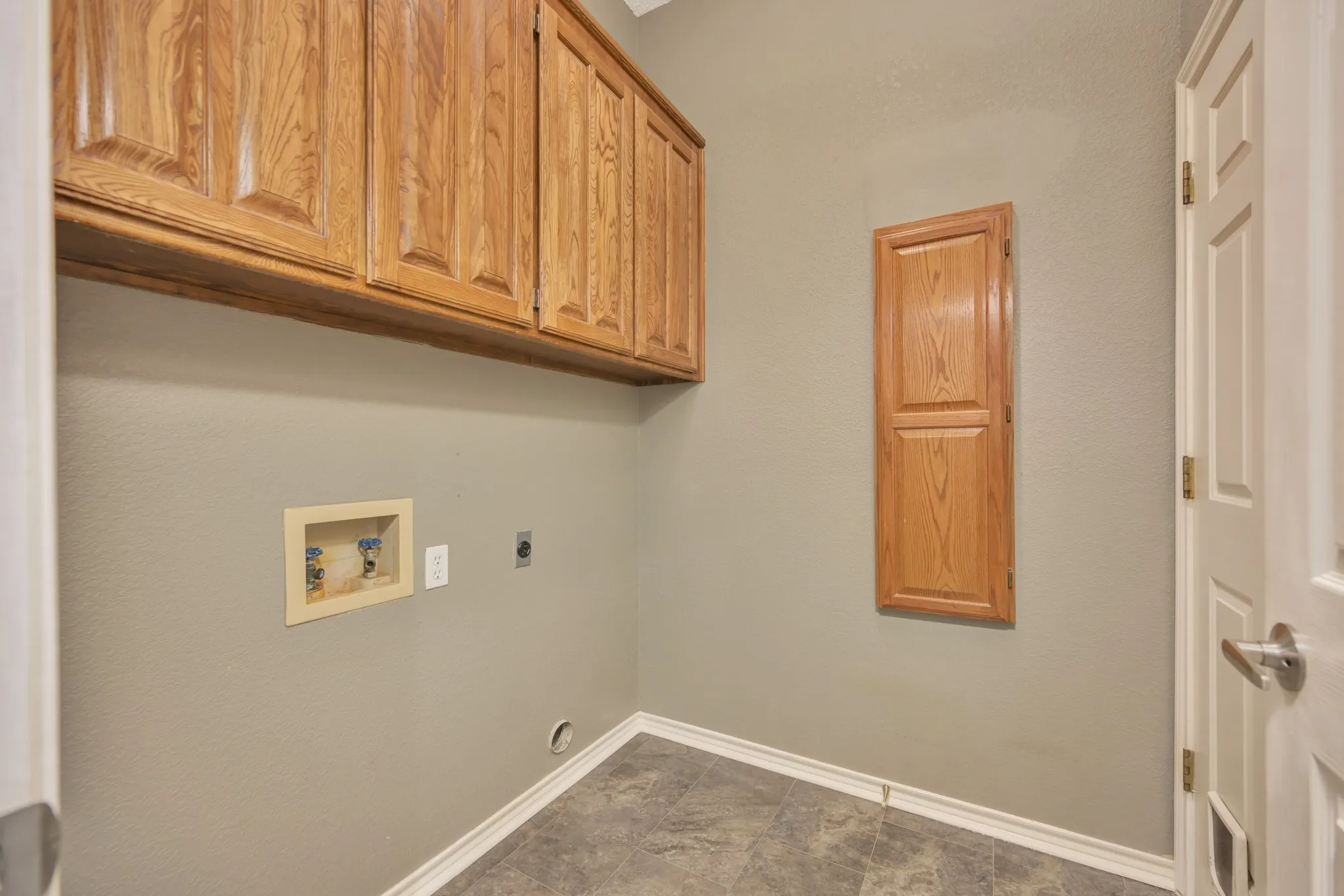 Single Family Residence For Sale in Tarrant County , 4731 Saddlebrook Drive, Benbrook, Texas 76116, 4 Bedroom, 3 Bathroom, 2 Garage spaces, 2,615 Sqft, built in 1991, mls#21329565, Real Estate Agent in Benbrook, Homes For Sale in Tarrant county, Homes For Sale in Benbrook, Realtor in Benbrook Texas, Real Estate Brokerage Independent Realty Texas, Luminita Cordes Realtor