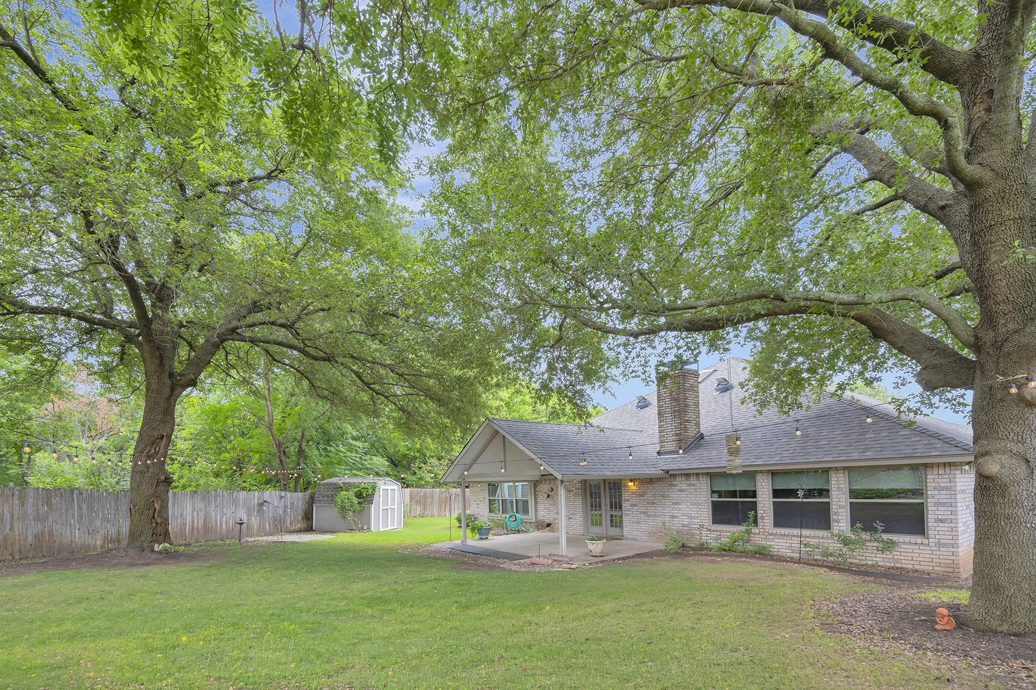 Single Family Residence For Sale in Tarrant County , 4731 Saddlebrook Drive, Benbrook, Texas 76116, 4 Bedroom, 3 Bathroom, 2 Garage spaces, 2,615 Sqft, built in 1991, mls#21329565, Real Estate Agent in Benbrook, Homes For Sale in Tarrant county, Homes For Sale in Benbrook, Realtor in Benbrook Texas, Real Estate Brokerage Independent Realty Texas, Luminita Cordes Realtor