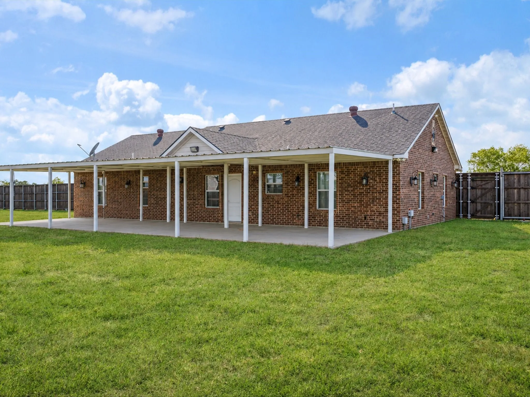 Single Family Residence For Sale in Kaufman County , 6011 Haley Way, Crandall, Texas 75114, 4 Bedroom, 3 Bathroom, 2 Garage spaces, 1,422 Sqft, built in 2018, mls#21327016, Real Estate Agent in Crandall, Homes For Sale in Kaufman county, Homes For Sale in Crandall, Realtor in Crandall Texas, Real Estate Brokerage Independent Realty Texas, Luminita Cordes Realtor