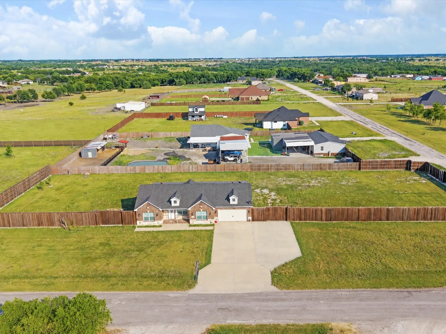 Single Family Residence For Sale in Kaufman County , 6011 Haley Way, Crandall, Texas 75114, 4 Bedroom, 3 Bathroom, 2 Garage spaces, 1,422 Sqft, built in 2018, mls#21327016, Real Estate Agent in Crandall, Homes For Sale in Kaufman county, Homes For Sale in Crandall, Realtor in Crandall Texas, Real Estate Brokerage Independent Realty Texas, Luminita Cordes Realtor