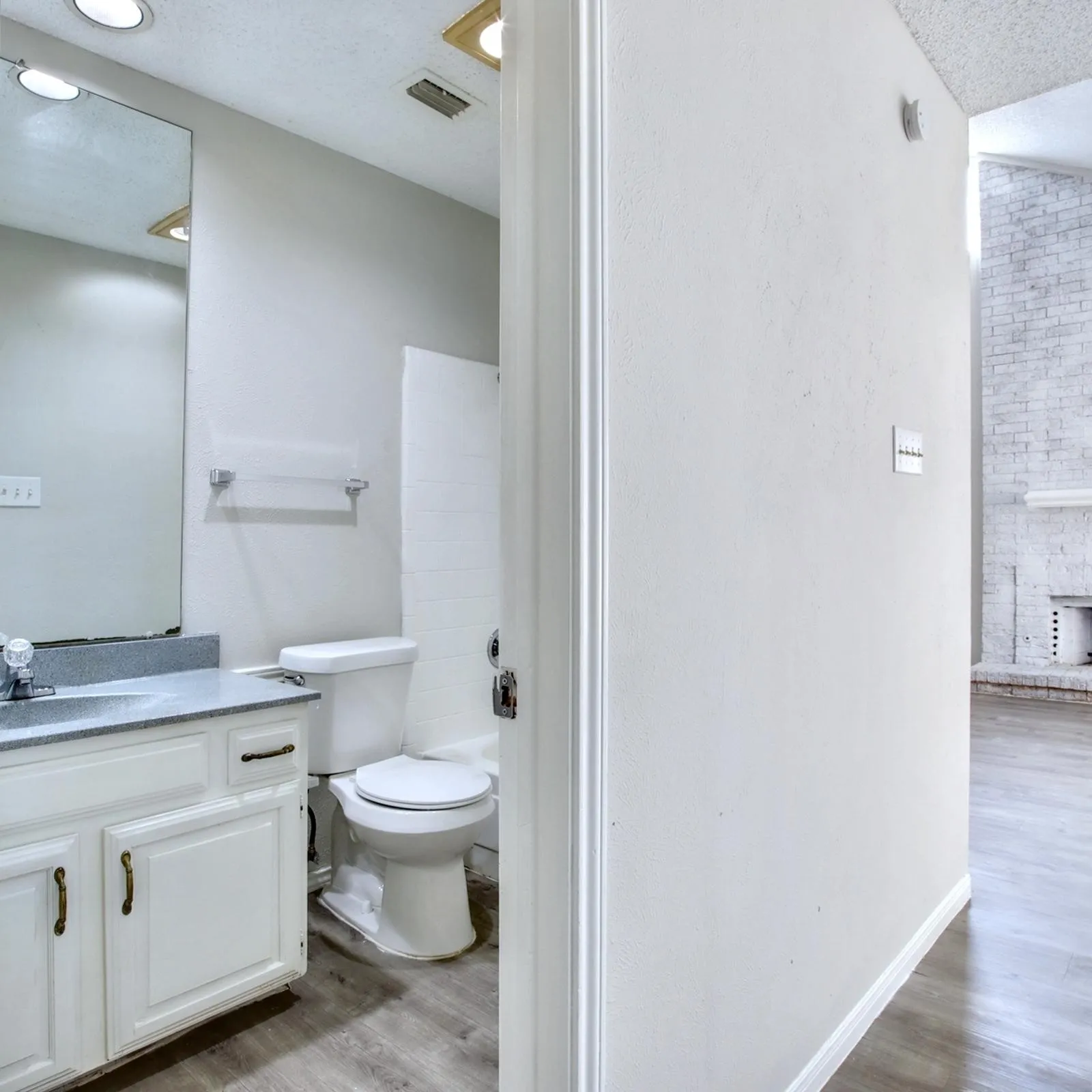 Single Family Residence For Sale in Dallas County , 712 Via Miramonte, Mesquite, Texas 75150, 2 Bedrooms, 2 Bathrooms, 2 Garage spaces, 1,114 Sqft, built in 1981, Price $195,000, mls#21329649, Real Estate Agent in Mesquite, Homes For Sale in Dallas county, Homes For Sale in Mesquite, Realtor in Mesquite Texas, Real Estate Brokerage Independent Realty Texas, Luminita Cordes Realtor