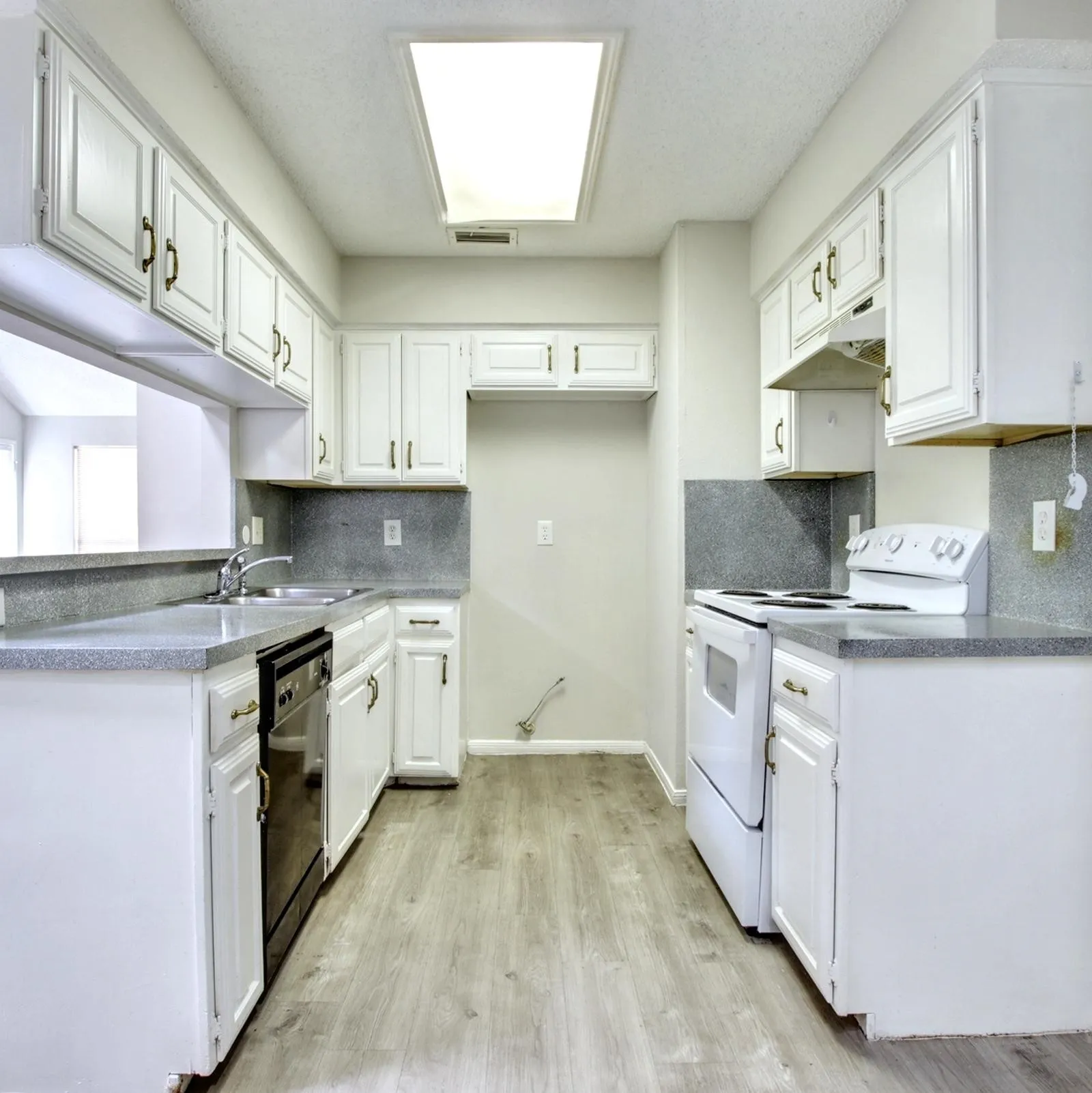 Single Family Residence For Sale in Dallas County , 712 Via Miramonte, Mesquite, Texas 75150, 2 Bedrooms, 2 Bathrooms, 2 Garage spaces, 1,114 Sqft, built in 1981, Price $195,000, mls#21329649, Real Estate Agent in Mesquite, Homes For Sale in Dallas county, Homes For Sale in Mesquite, Realtor in Mesquite Texas, Real Estate Brokerage Independent Realty Texas, Luminita Cordes Realtor