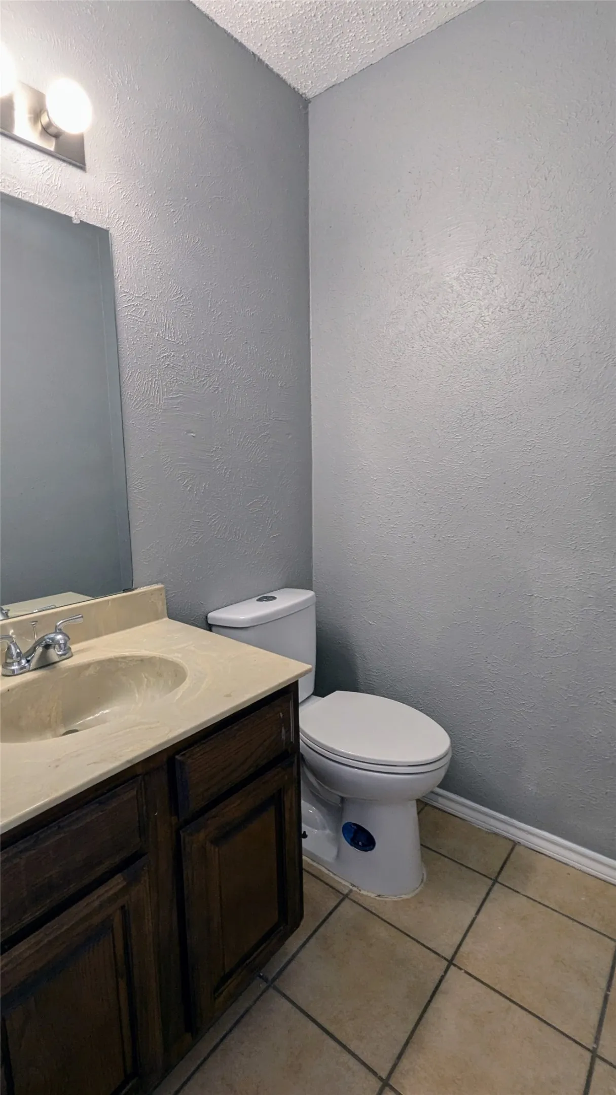 Guest bath on the 1st floor