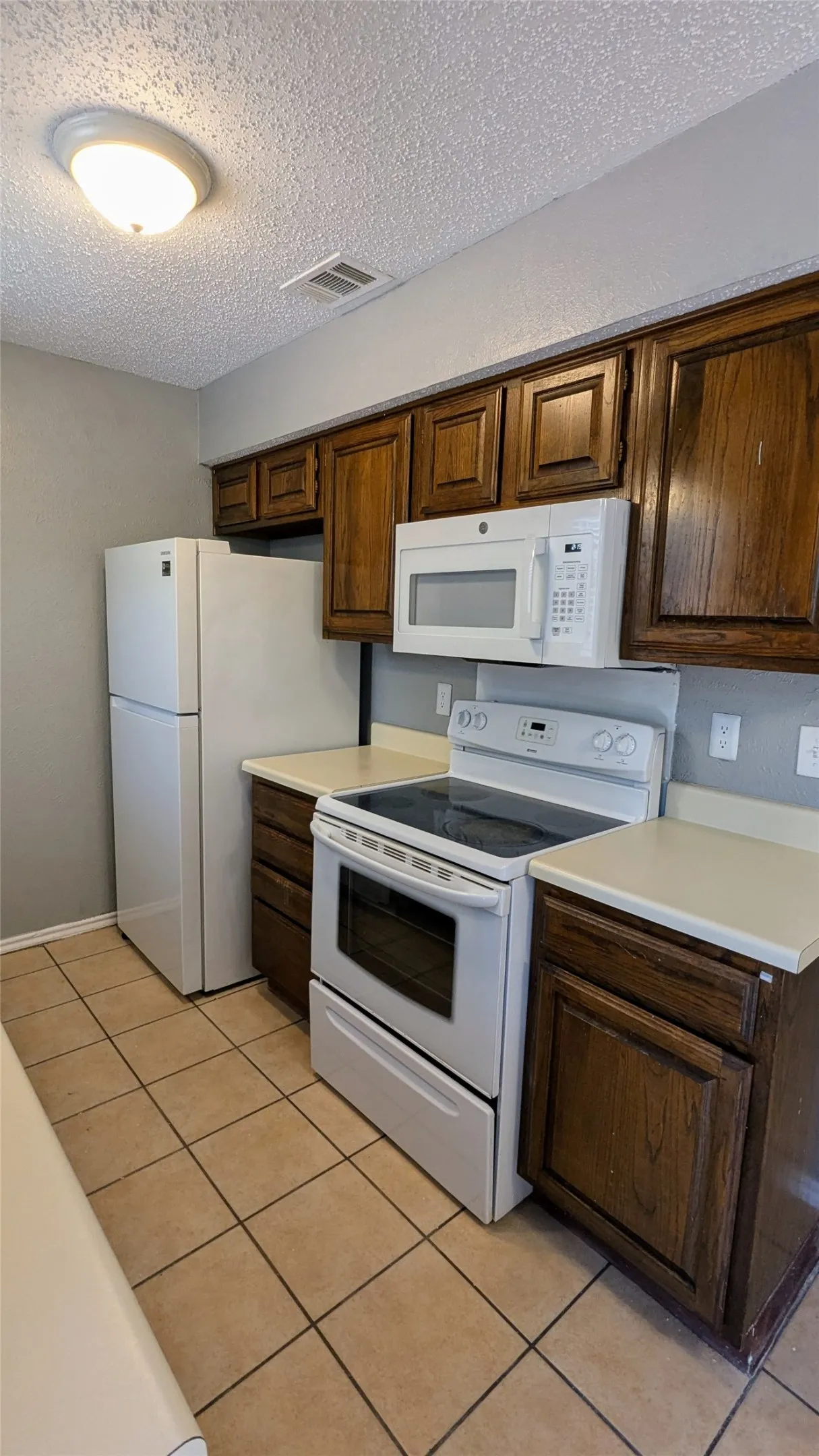 Condominium For Sale in Dallas County , 1003 Vedral Place, Cedar Hill, Texas 75104, 2 Bedroom, 2 Bathroom, Garage spaces, 1,002 Sqft, built in 1983, mls#21329568, Real Estate Agent in Cedar Hill, Homes For Sale in Dallas county, Homes For Sale in Cedar Hill, Realtor in Cedar Hill Texas, Real Estate Brokerage Independent Realty Texas, Luminita Cordes Realtor