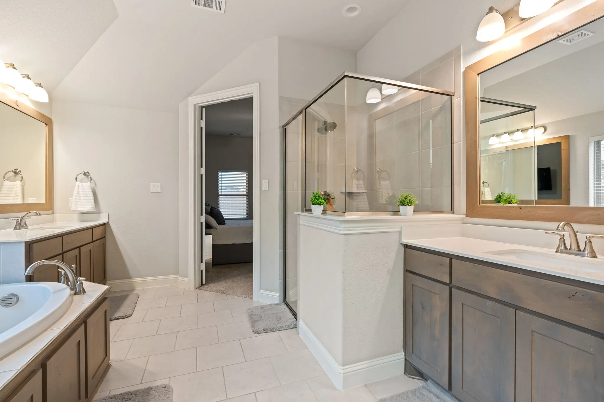 Single Family Residence For Sale in Ellis County , 225 Lariat Trail, Waxahachie, Texas 75165, 4 Bedroom, 3 Bathroom, 2 Garage spaces, 2,506 Sqft, built in 2020, mls#21329674, Real Estate Agent in Waxahachie, Homes For Sale in Ellis county, Homes For Sale in Waxahachie, Realtor in Waxahachie Texas, Real Estate Brokerage Independent Realty Texas, Luminita Cordes Realtor