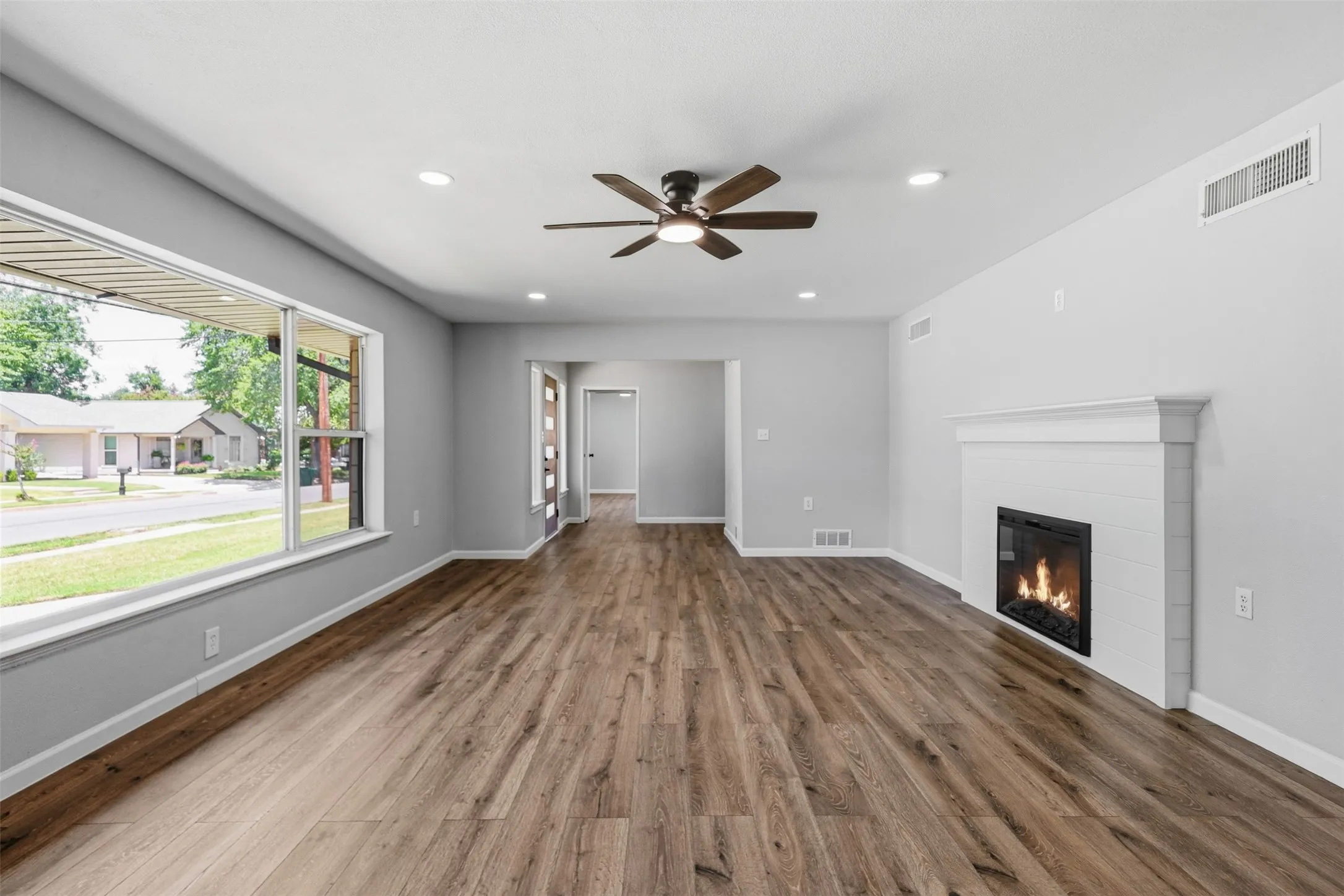 Single Family Residence For Sale in Erath County , 1170 W Frey Street, Stephenville, Texas 76401, 6 Bedroom, 4 Bathroom, 4 Garage spaces, 2,981 Sqft, built in 1947, mls#21327459, Real Estate Agent in Stephenville, Homes For Sale in Erath county, Homes For Sale in Stephenville, Realtor in Stephenville Texas, Real Estate Brokerage Independent Realty Texas, Luminita Cordes Realtor