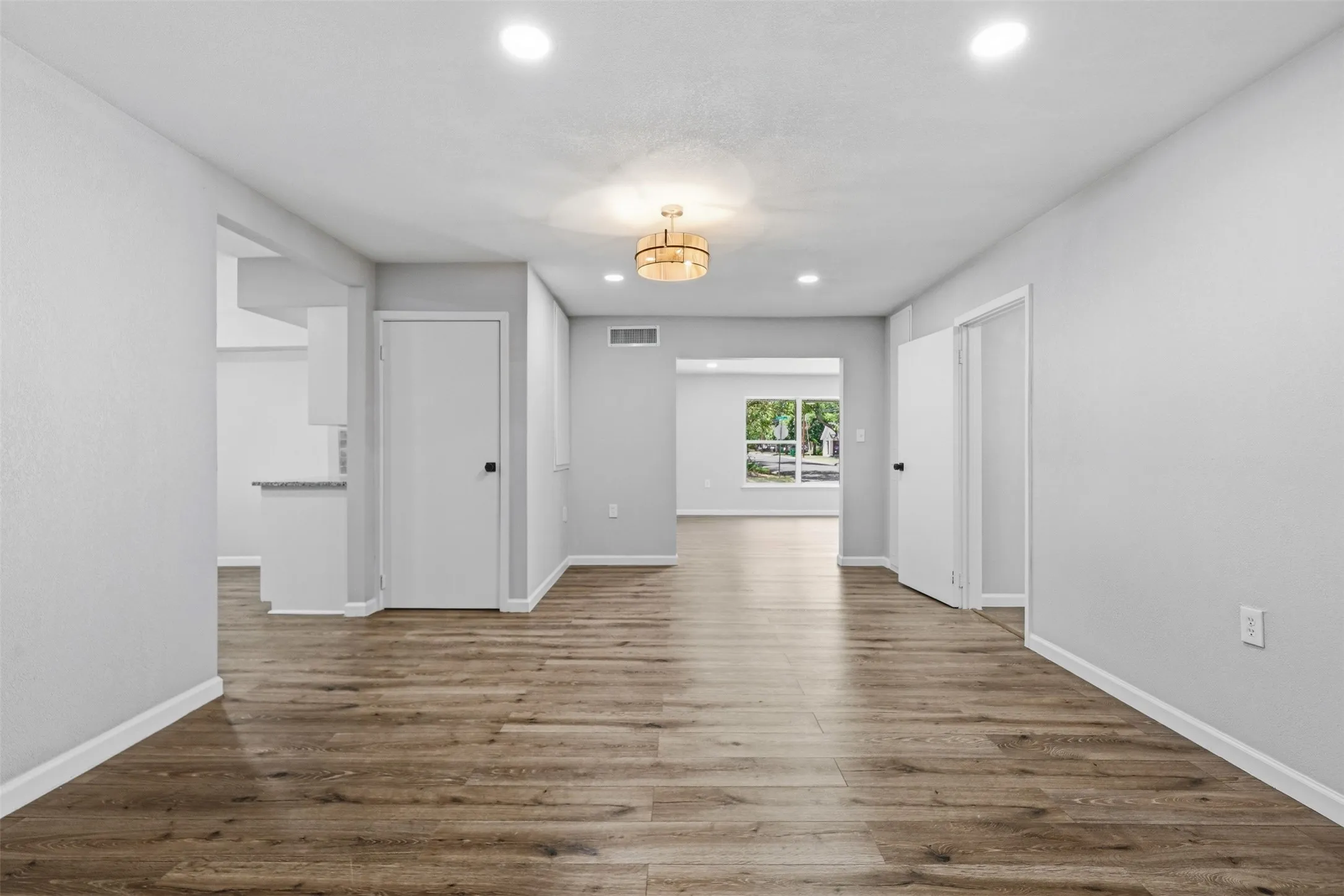 Single Family Residence For Sale in Erath County , 1170 W Frey Street, Stephenville, Texas 76401, 6 Bedroom, 4 Bathroom, 4 Garage spaces, 2,981 Sqft, built in 1947, mls#21327459, Real Estate Agent in Stephenville, Homes For Sale in Erath county, Homes For Sale in Stephenville, Realtor in Stephenville Texas, Real Estate Brokerage Independent Realty Texas, Luminita Cordes Realtor